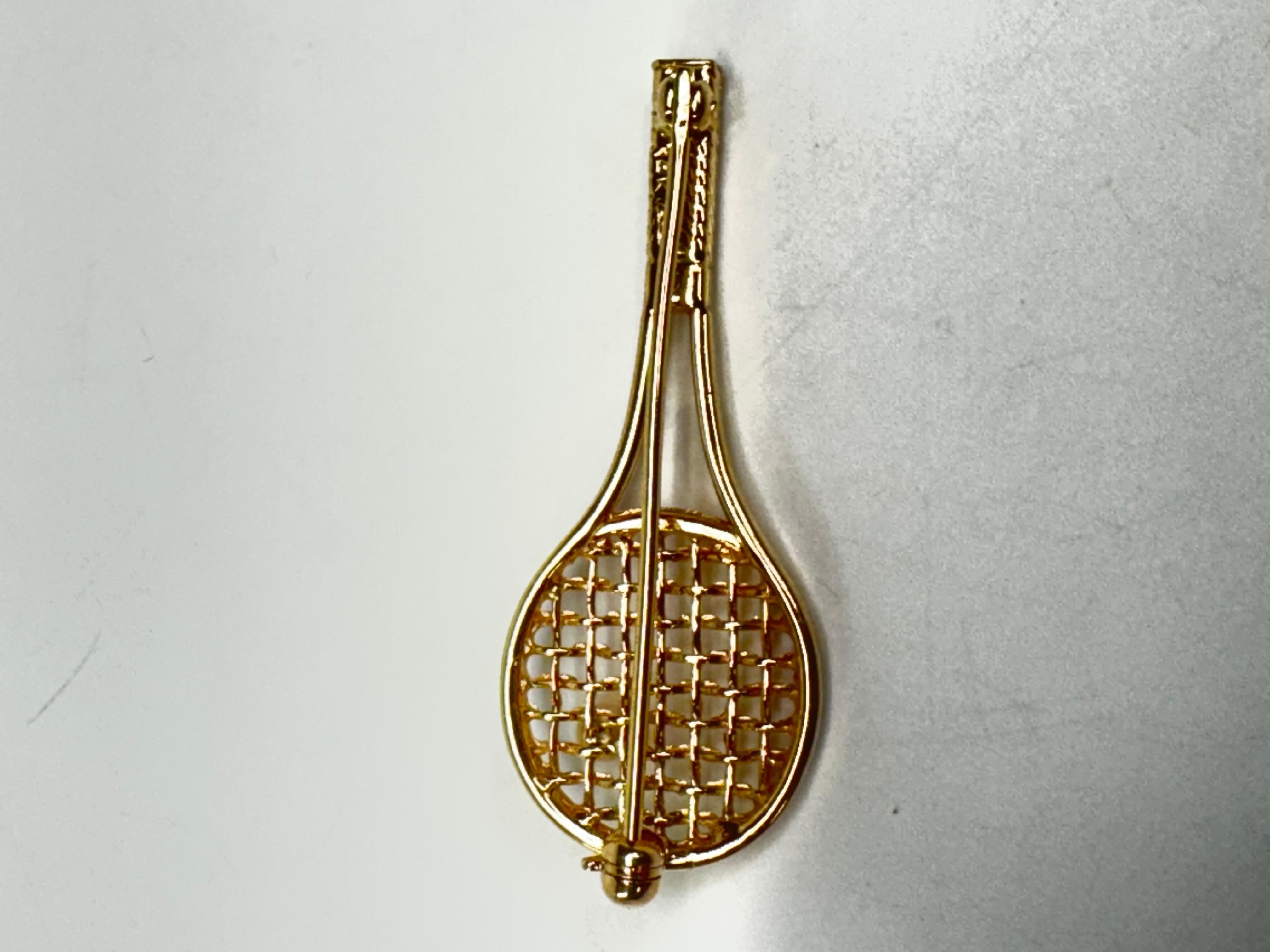 Raquette de tennis en or jaune 14 carats avec broche en perles en vente 3