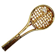 Racchetta da tennis in oro giallo 14K con spilla di perle