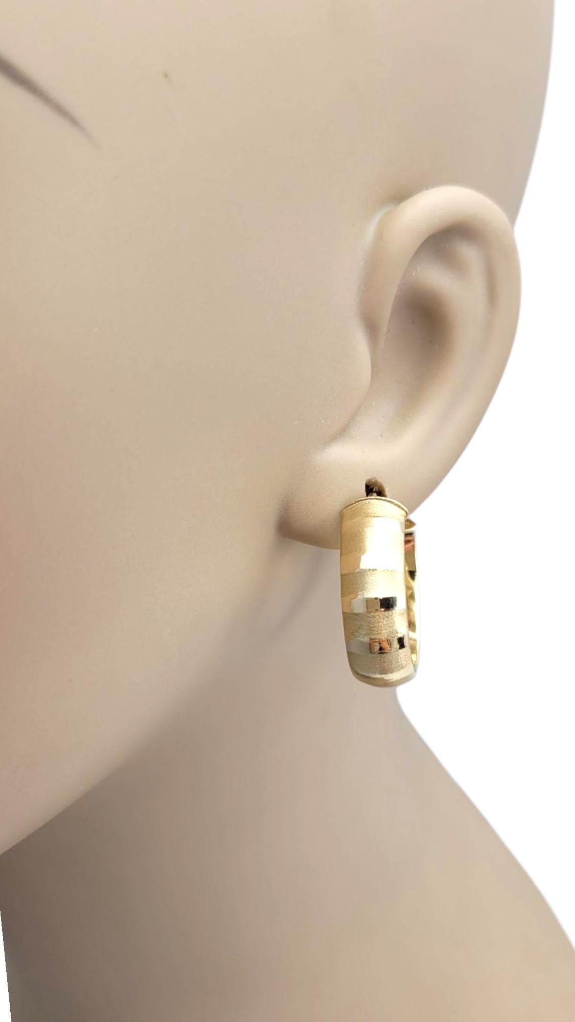 14K Yellow Gold Textured Band Oval Hoop Earrings #21644 en vente 6