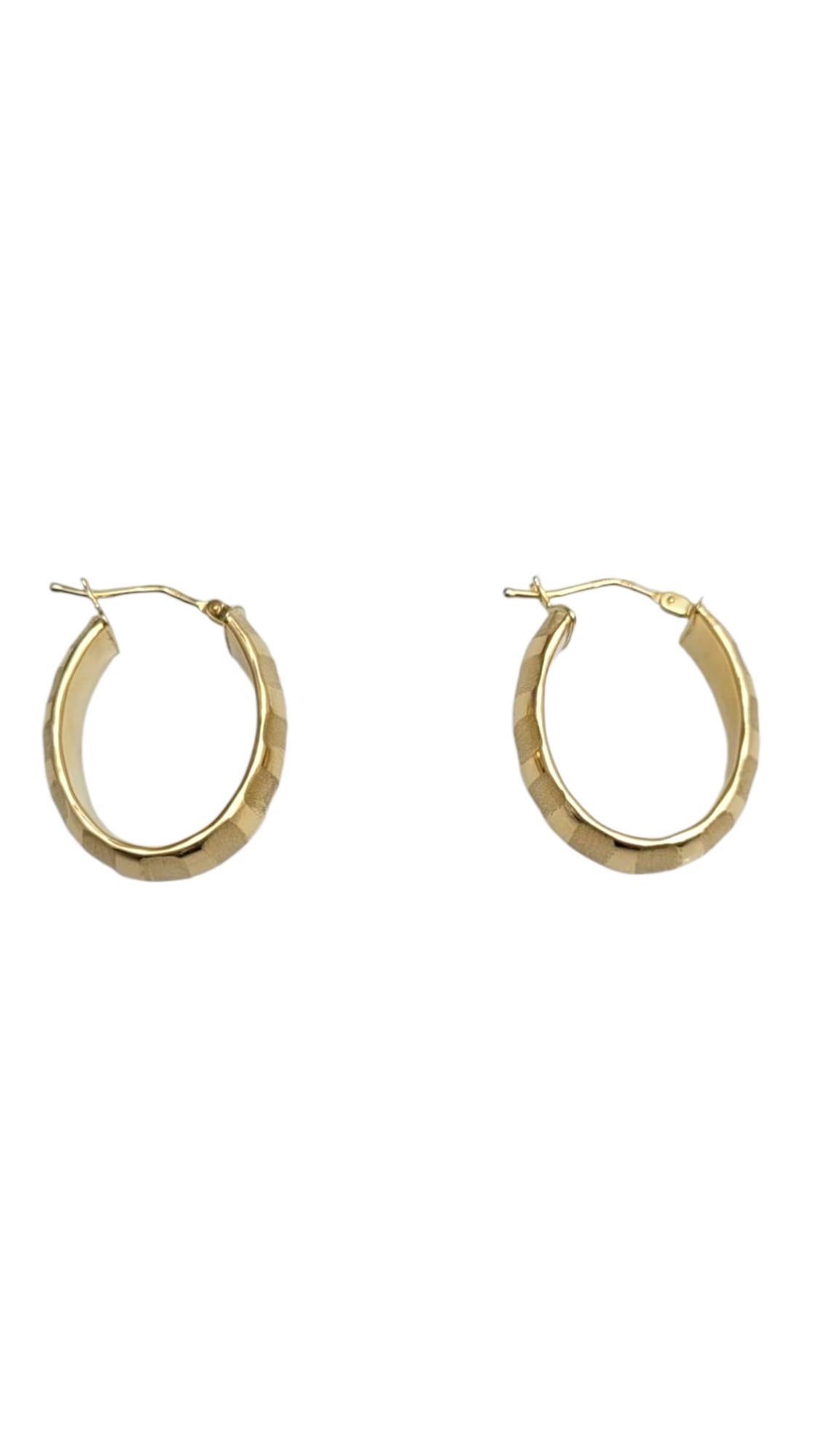 14K Yellow Gold Textured Band Oval Hoop Earrings #21644 Bon état - En vente à Washington Depot, CT