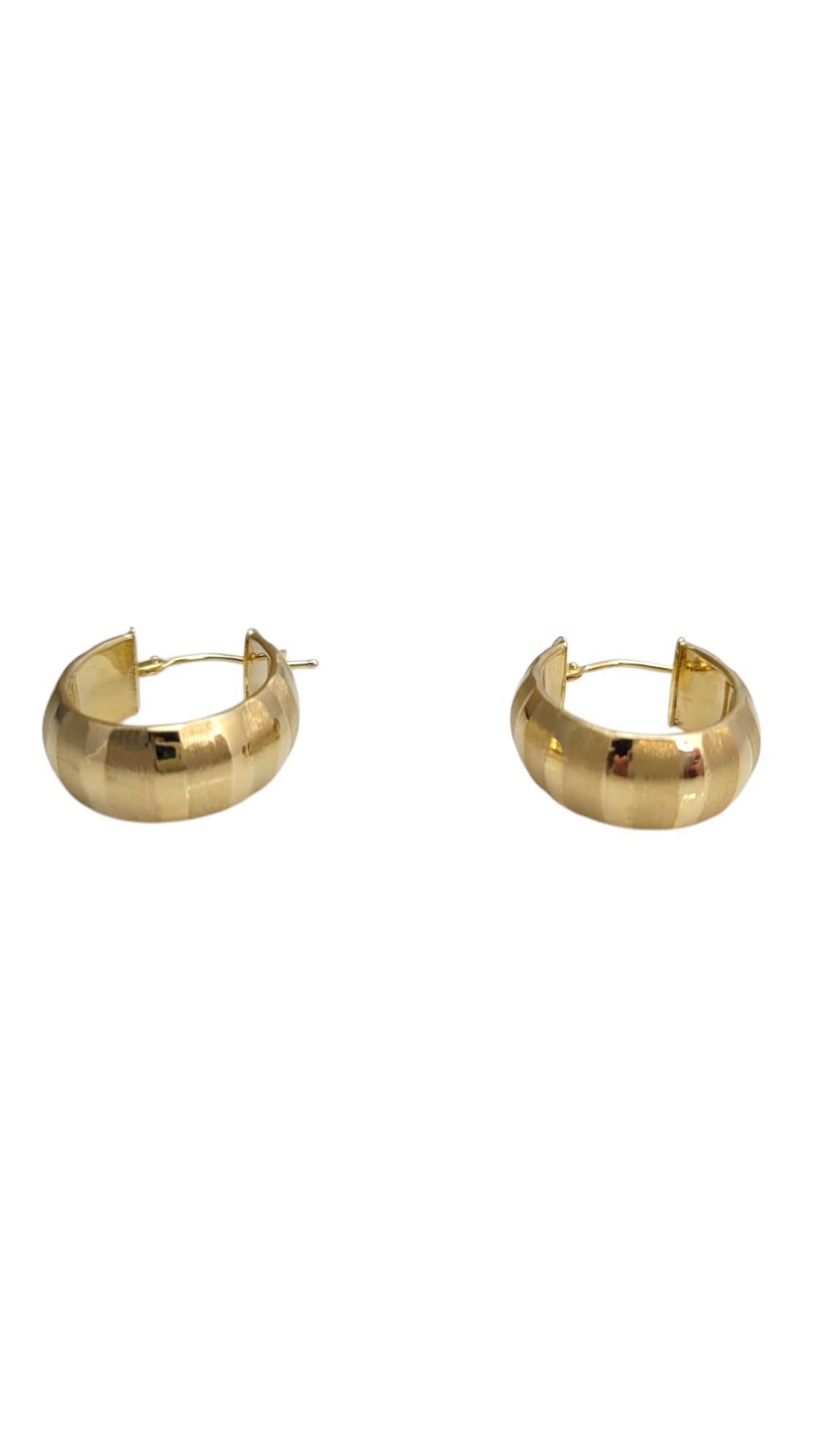 14K Yellow Gold Textured Band Oval Hoop Earrings #21644 Pour femmes en vente