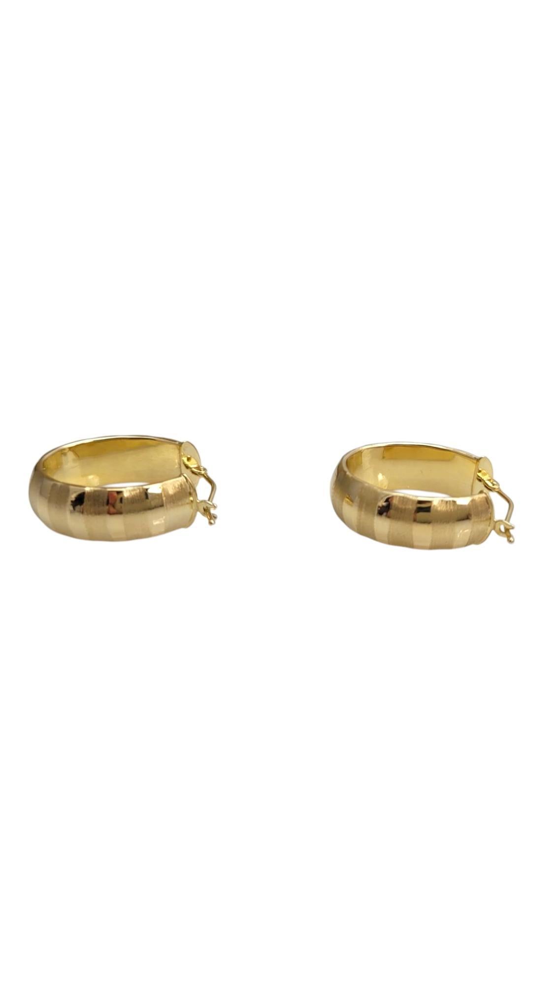 14K Yellow Gold Textured Band Oval Hoop Earrings #21644 en vente 1
