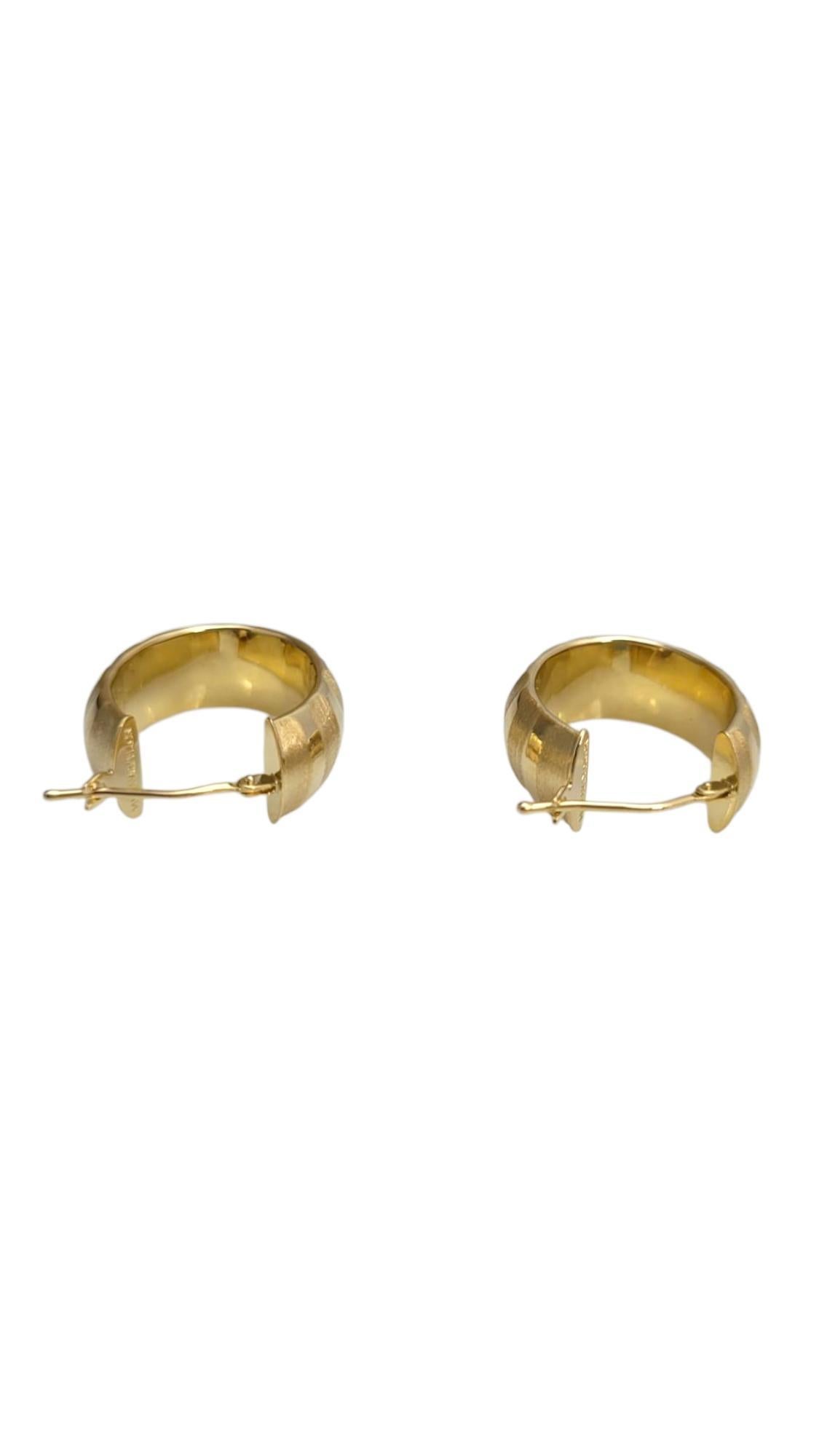 14K Yellow Gold Textured Band Oval Hoop Earrings #21644 en vente 2
