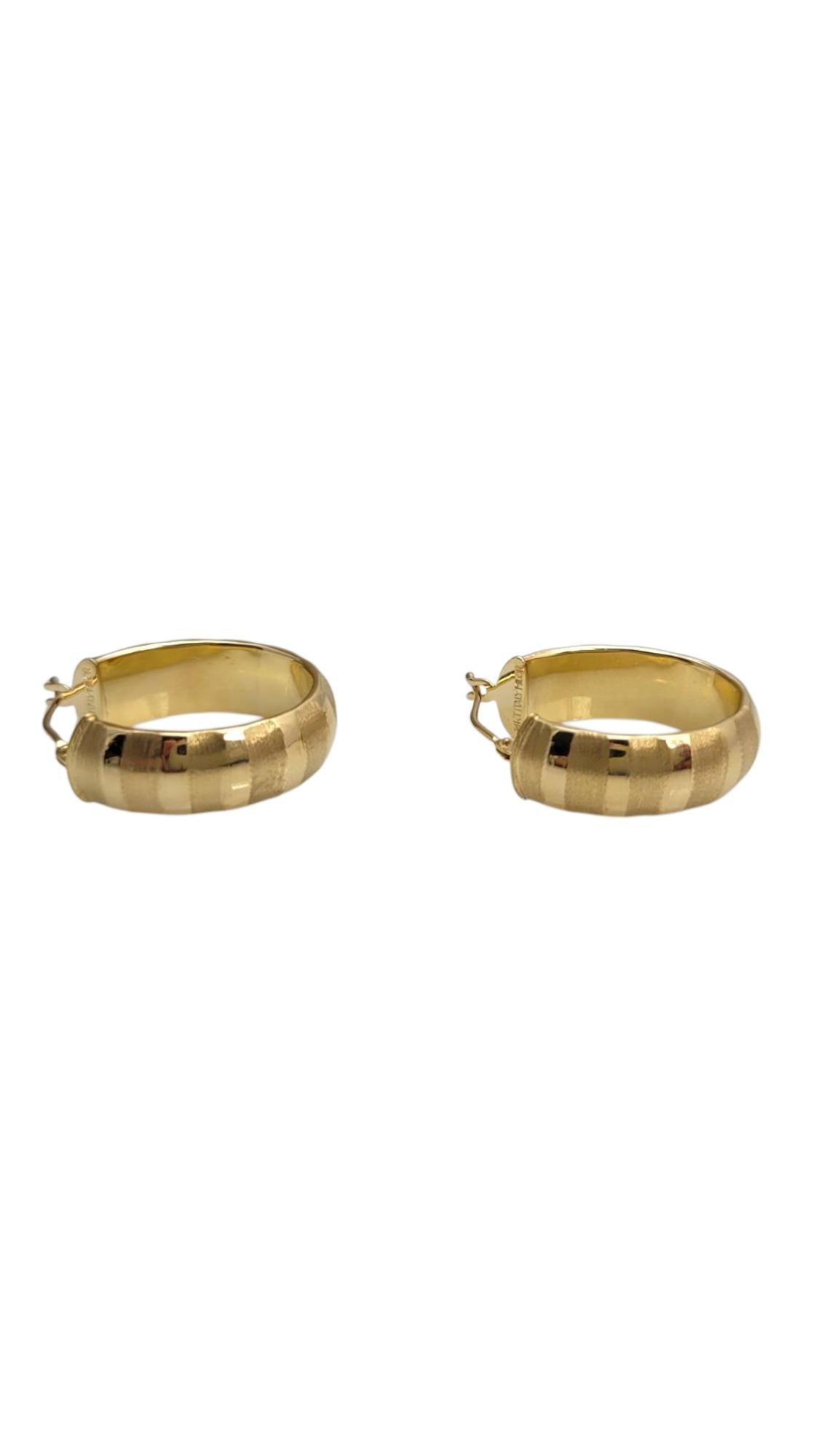 14K Yellow Gold Textured Band Oval Hoop Earrings #21644 en vente 3
