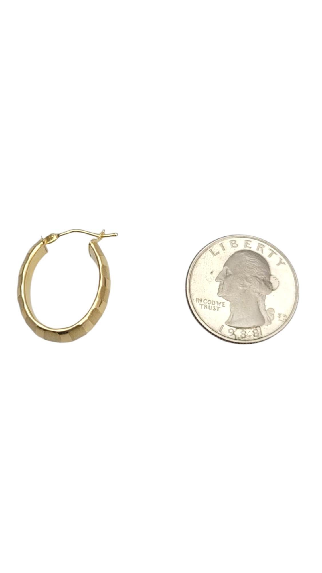 14K Yellow Gold Textured Band Oval Hoop Earrings #21644 en vente 5