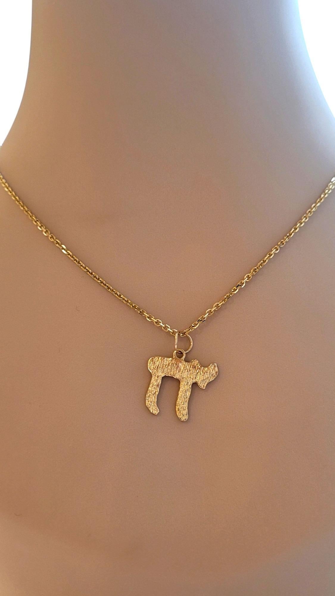 Pendentif breloque chai texturé en or jaune 14 carats #20539 en vente 2