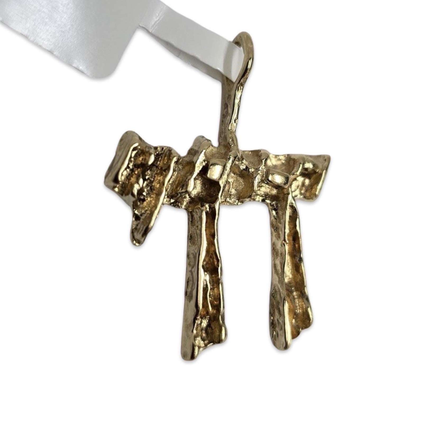 Dieser Chai-Anhänger ist ein bedeutungsvolles Symbol für das Leben und den Glauben. Er ist aus massivem 14-karätigem Gelbgold gefertigt und hat eine unverwechselbare organische Textur. Mit einer Größe von 1 Zoll (ohne Bügel) und einem Gewicht von 3