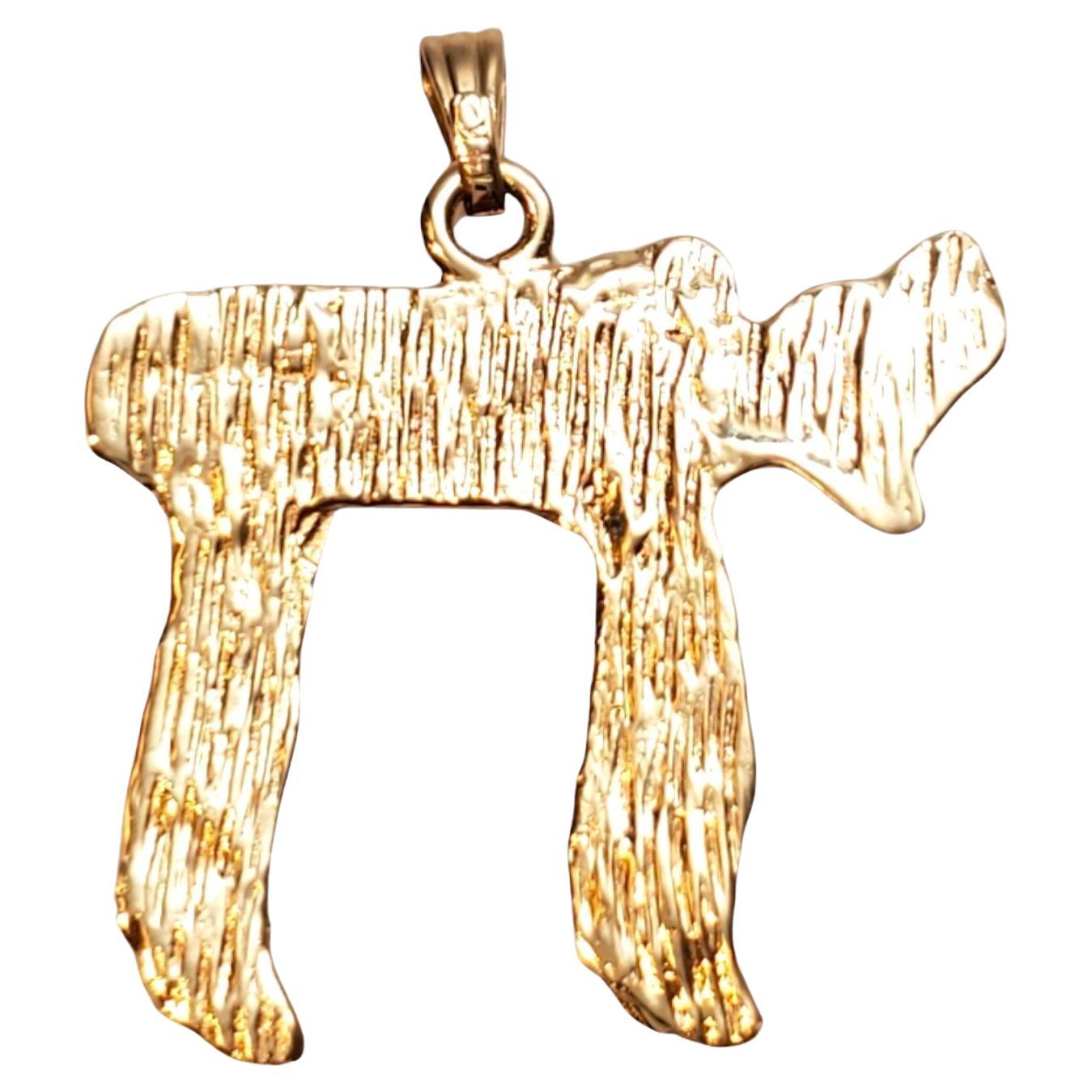 14K Yellow Gold Textured Chai Pendant 

Unlock the mystical powers of the universe with this meticulously detailed 14K yellow cold Chai pendant, a tiny talisman that whispers secrets of wisdom and warmth.

Hallmark: 14K

Weight: 3.44 g/ 2.21