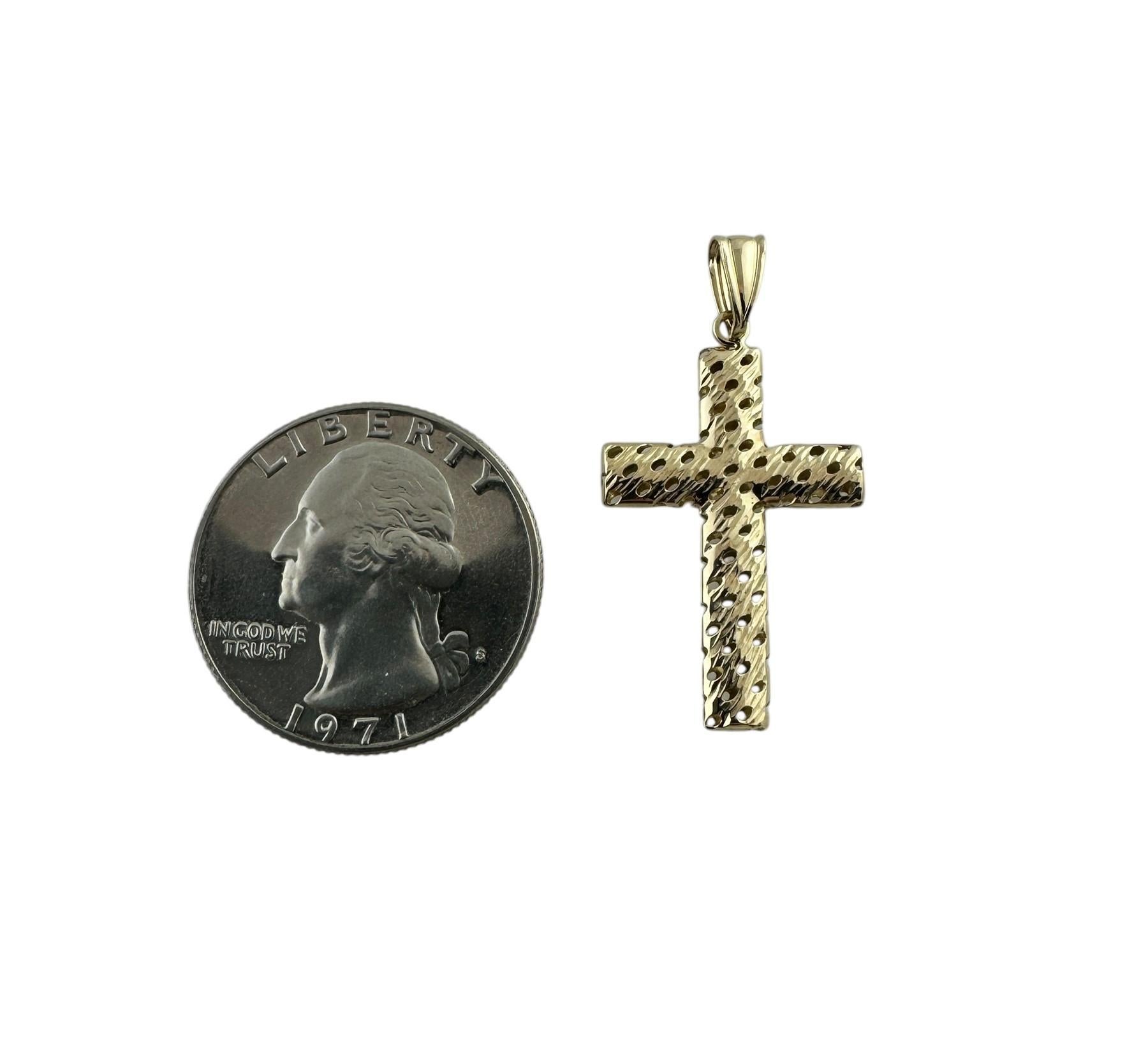Pendentif croix texturé en or jaune 14 carats n° 19599 en vente 6