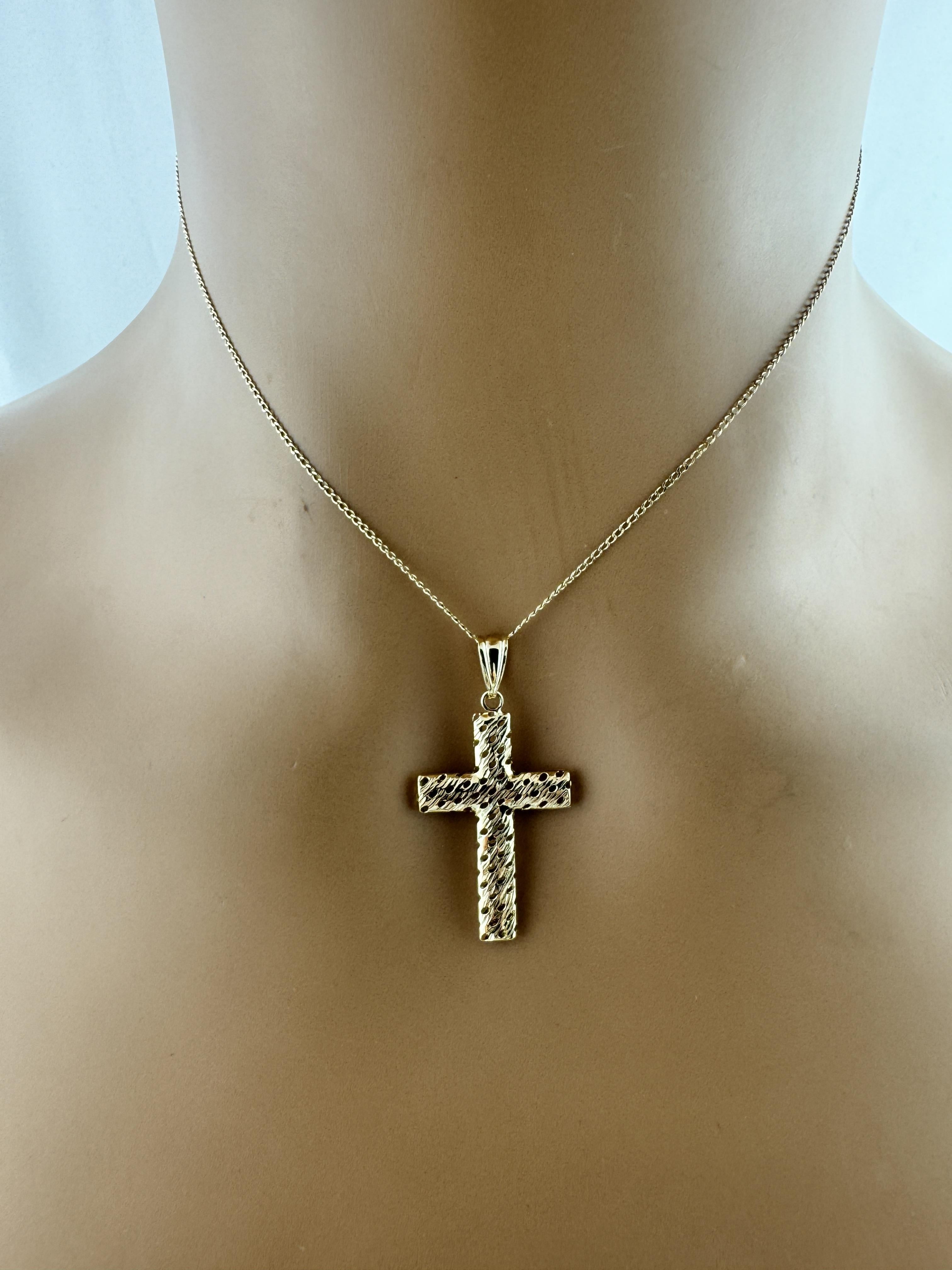 Pendentif croix texturé en or jaune 14 carats n° 19599 en vente 7