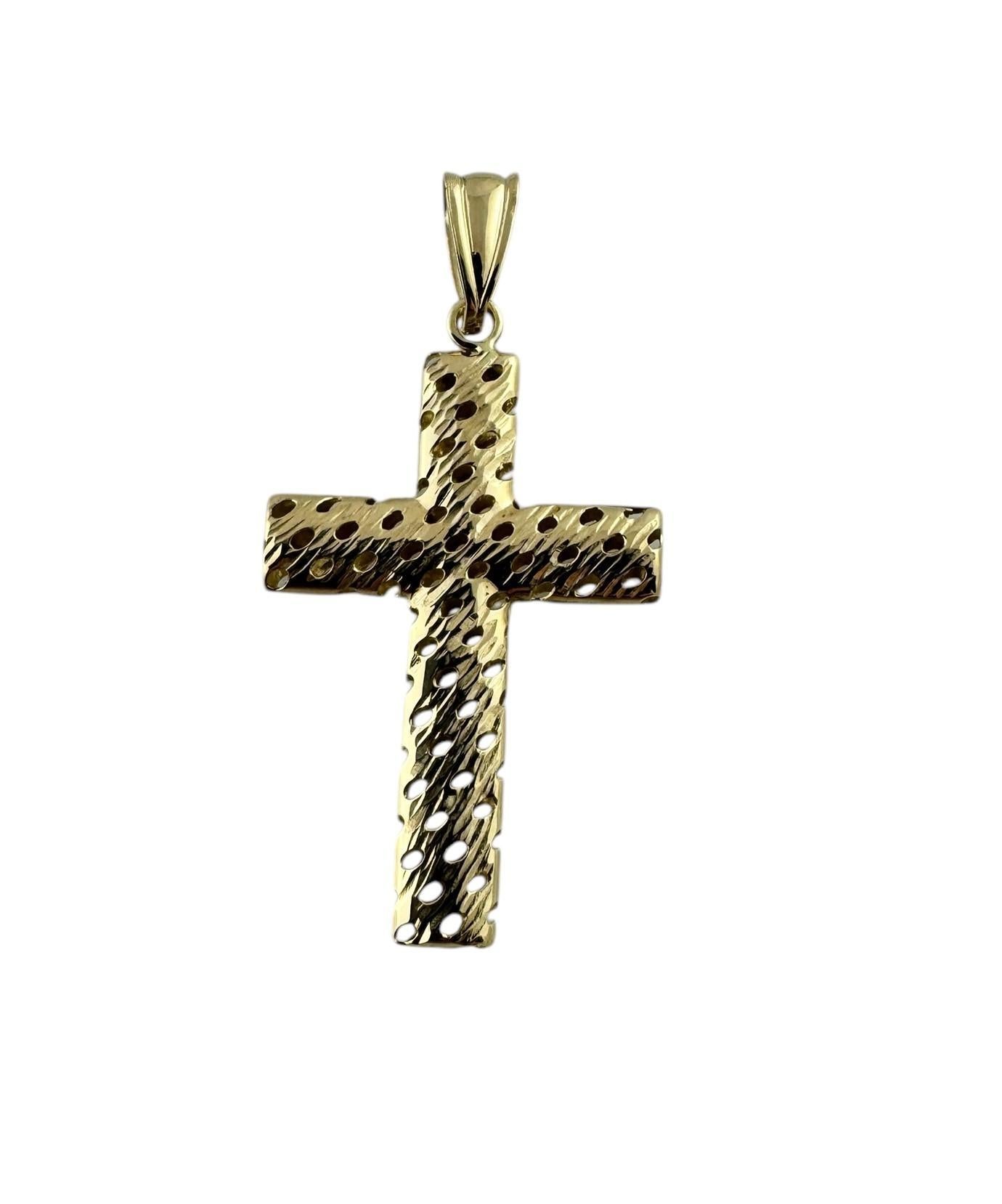 Collier à pendentif croix en or jaune 14k-

Ce pendentif présente un design en croix avec un motif texturé en or jaune 14k.

Poinçon : 14K Turquie

Longueur : 29,3 mm.

Largeur : 18,44 mm.

Hauteur : 2,0 mm.

Poids total : 0,9 g. / 0,6 dwt

*Chaîne