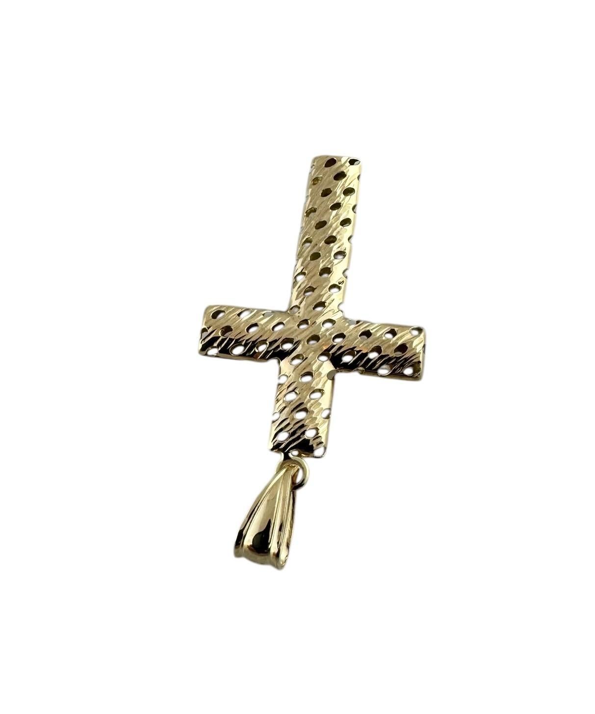 Pendentif croix texturé en or jaune 14 carats n° 19599 Bon état - En vente à Washington Depot, CT