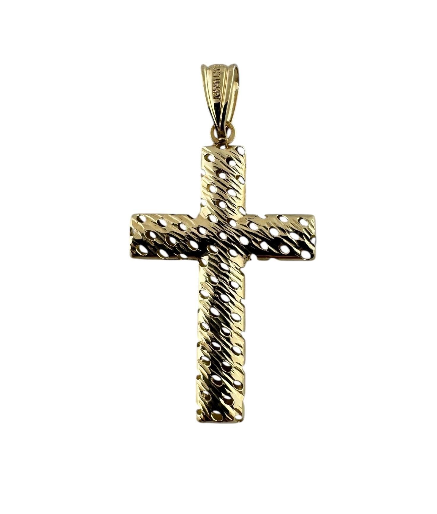 Pendentif croix texturé en or jaune 14 carats n° 19599 Pour femmes en vente