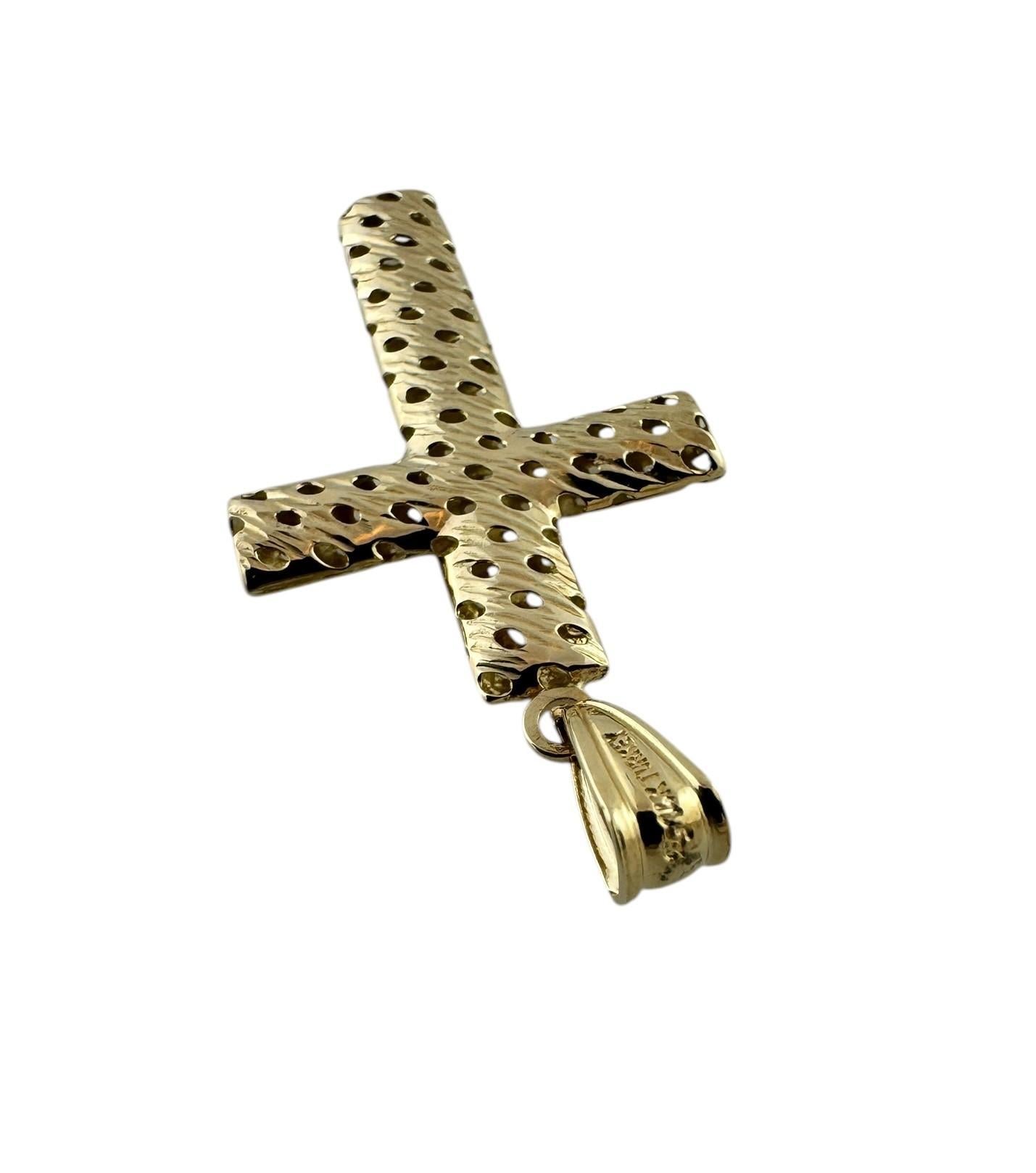 Pendentif croix texturé en or jaune 14 carats n° 19599 en vente 1
