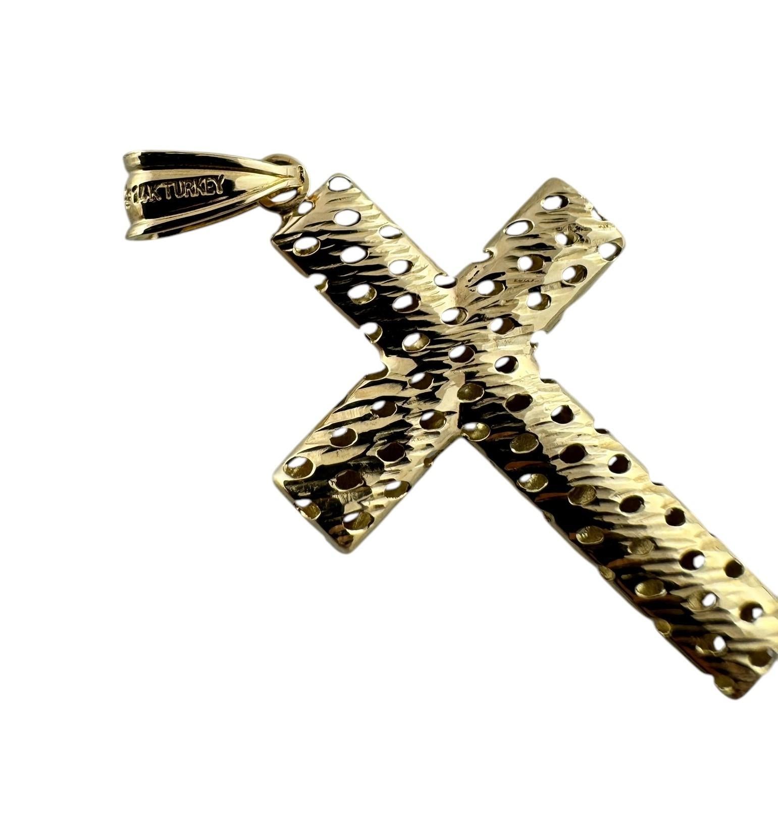 Pendentif croix texturé en or jaune 14 carats n° 19599 en vente 2