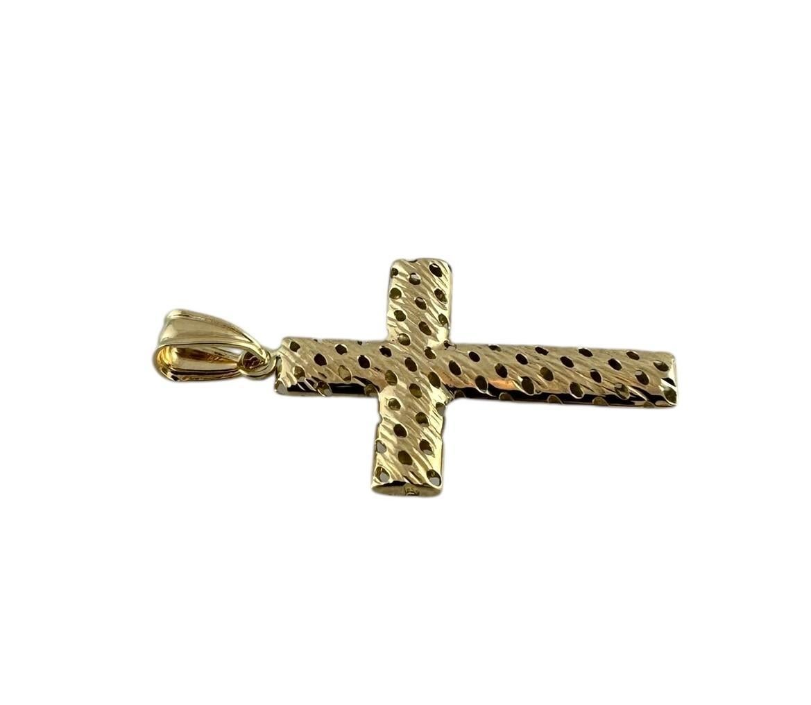 Pendentif croix texturé en or jaune 14 carats n° 19599 en vente 3