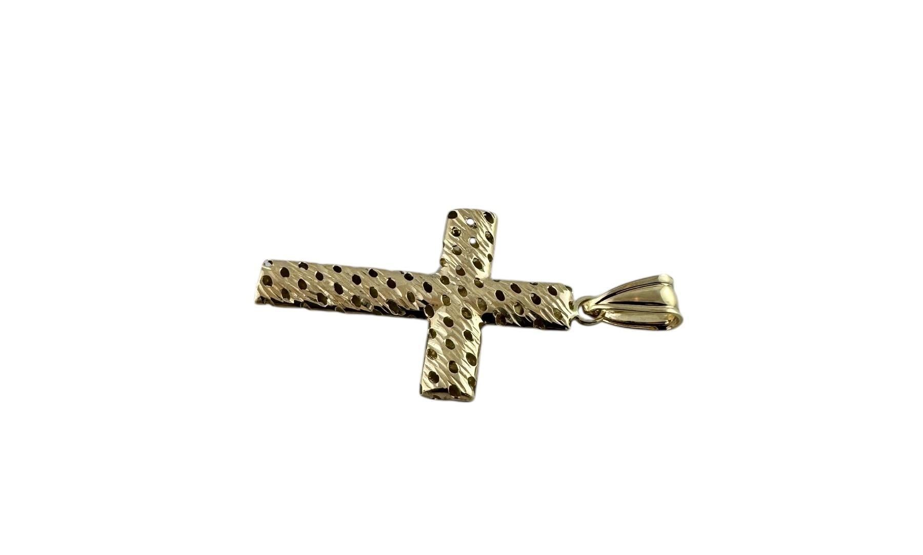 Pendentif croix texturé en or jaune 14 carats n° 19599 en vente 4