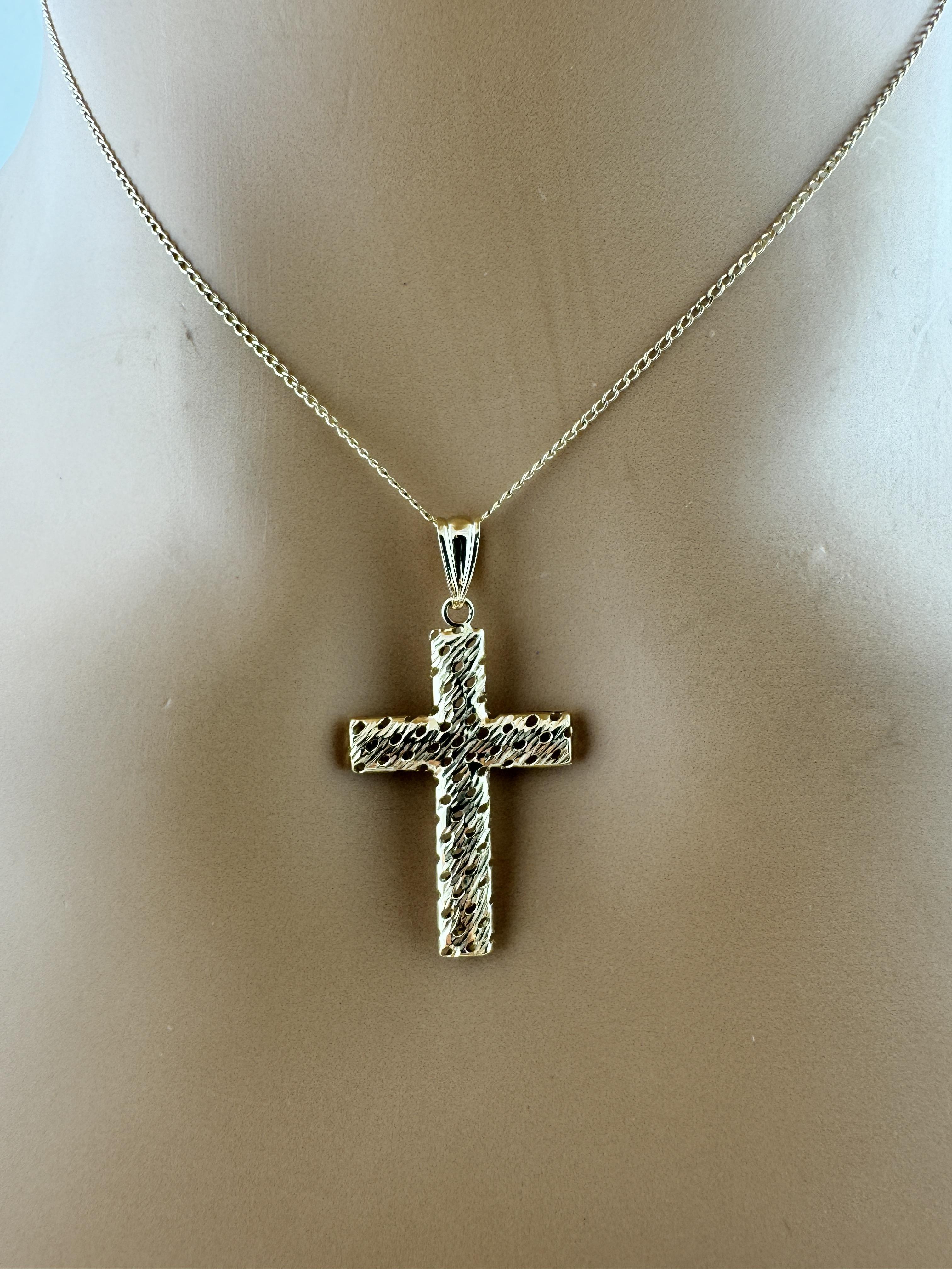 Pendentif croix texturé en or jaune 14 carats n° 19599 en vente 5