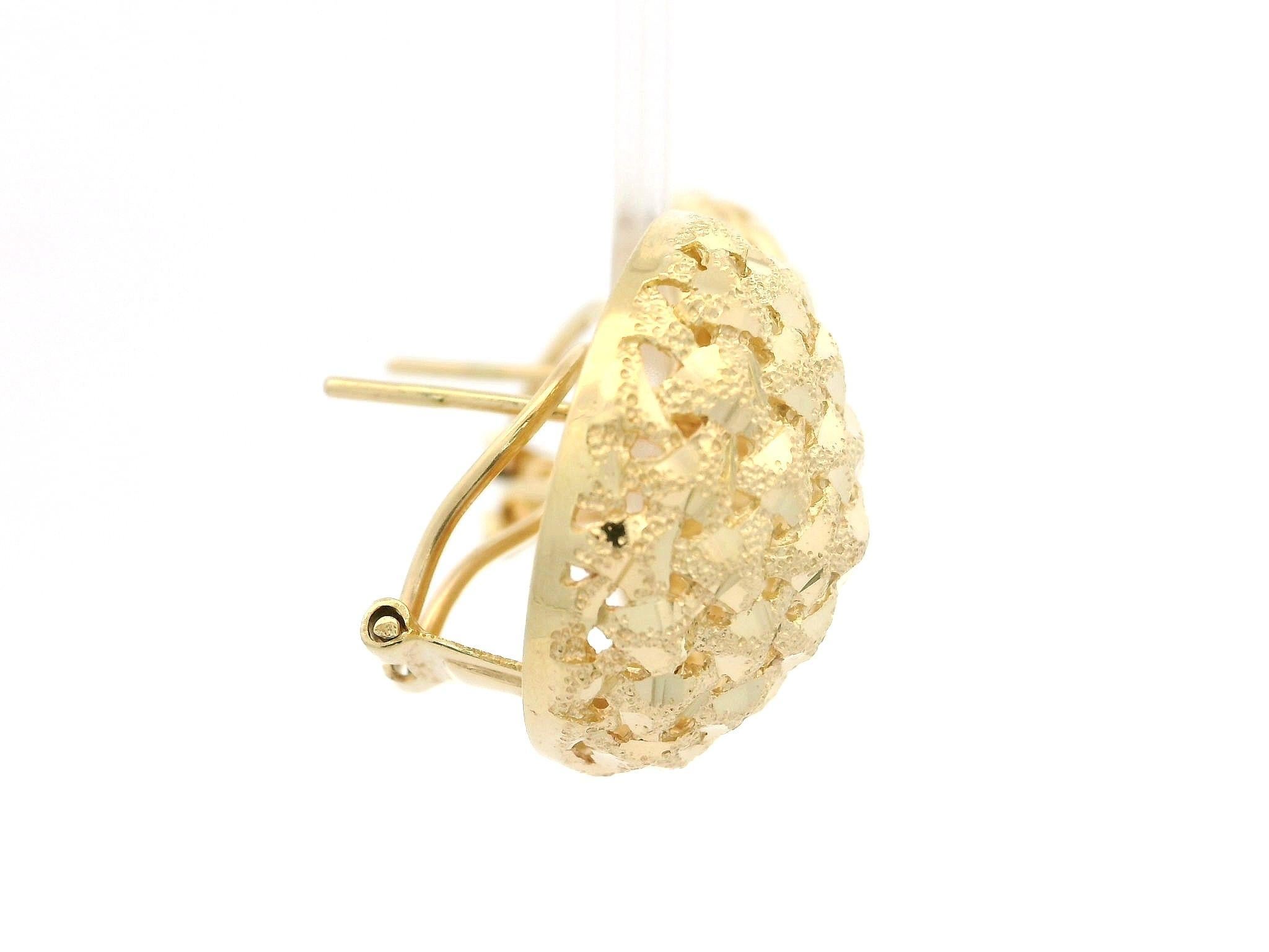 14k Yellow Gold Textured Diamond Cut Open Work Button Omega Earrings im Zustand „Hervorragend“ im Angebot in Montclair, NJ