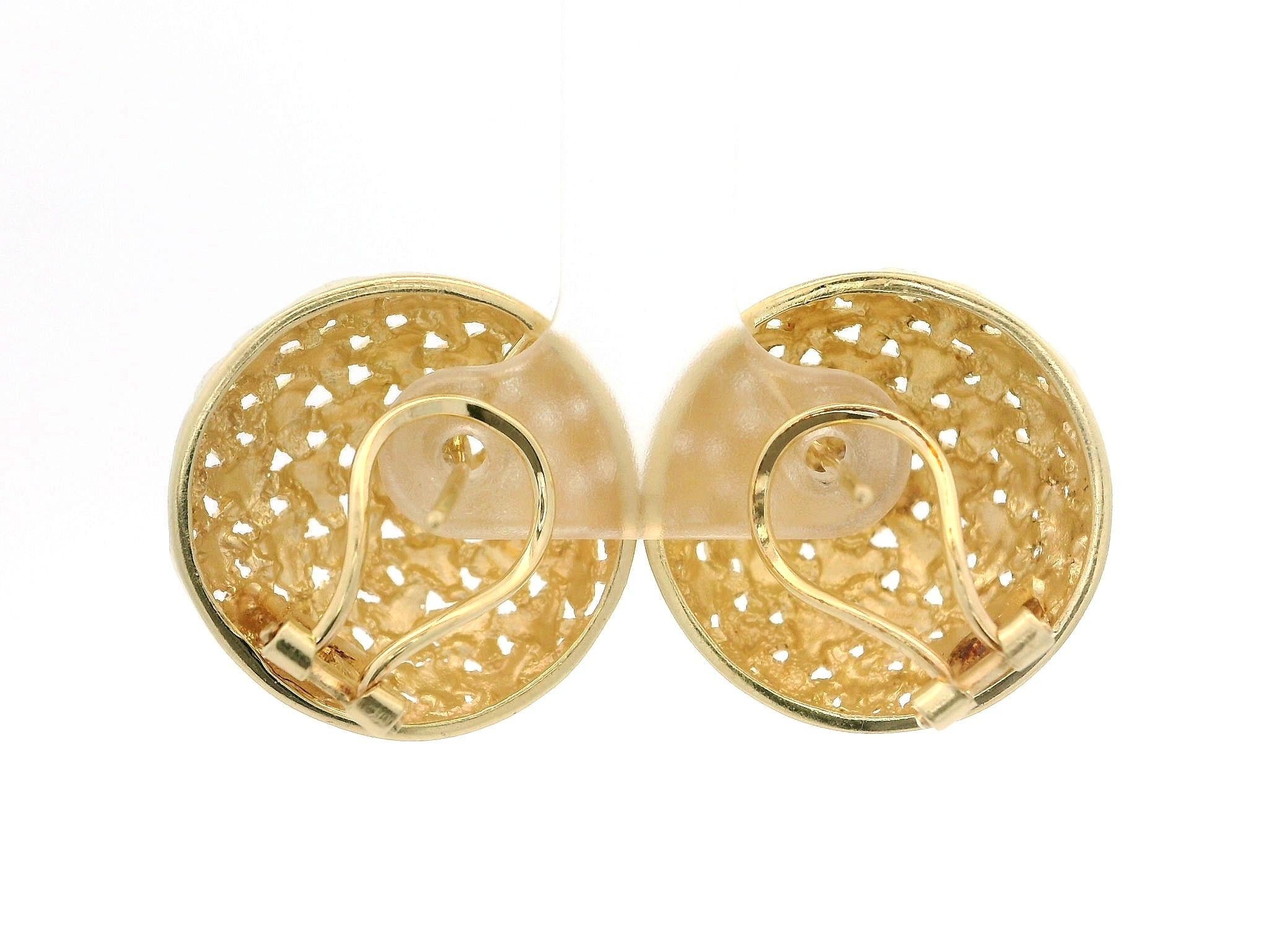 14k Yellow Gold Textured Diamond Cut Open Work Button Omega Earrings im Angebot 2