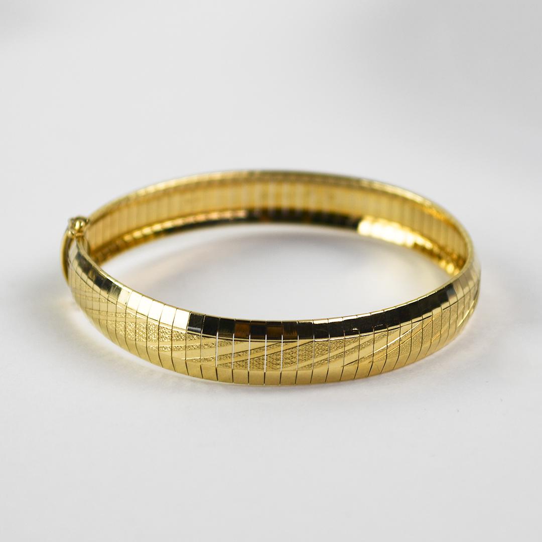 Bracciale in oro giallo 14k.
Timbrato 14k Italia e pesa 15,4 grammi.
Le maglie centrali hanno una finitura strutturata.
Il bracciale misura 7 pollici di lunghezza e 9,4 mm di larghezza.
Condizioni molto buone.