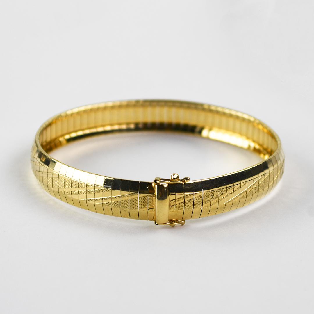 Bracciale in oro giallo 14K con finitura testurizzata 15,4g In condizioni ottime in vendita a Laguna Beach, CA