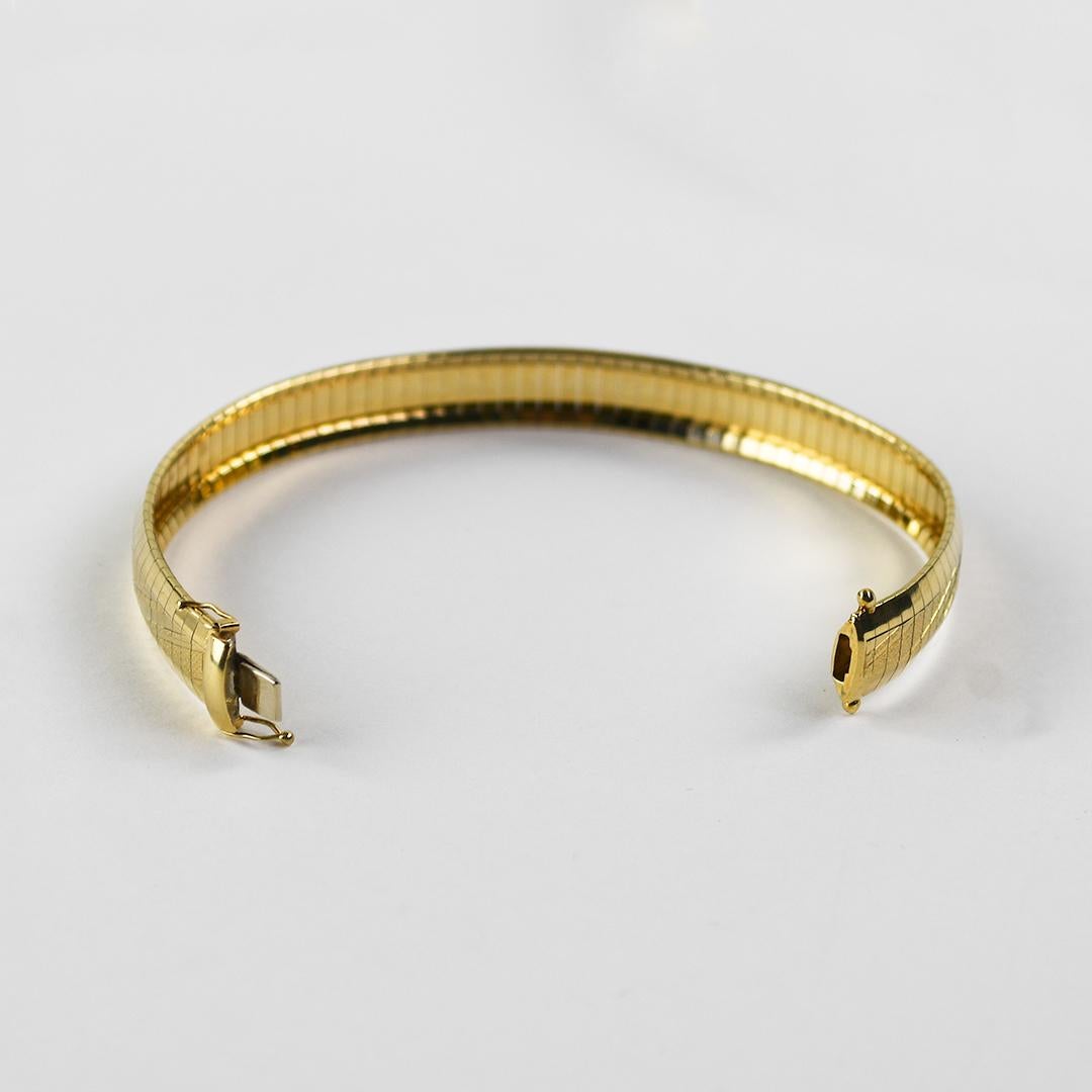 Bracciale in oro giallo 14K con finitura testurizzata 15,4g in vendita 1