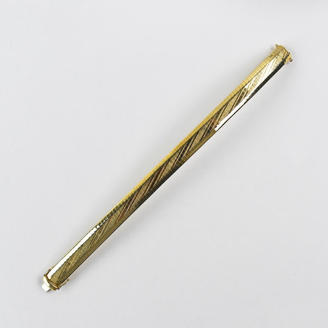 Bracciale in oro giallo 14K con finitura testurizzata 15,4g in vendita 2