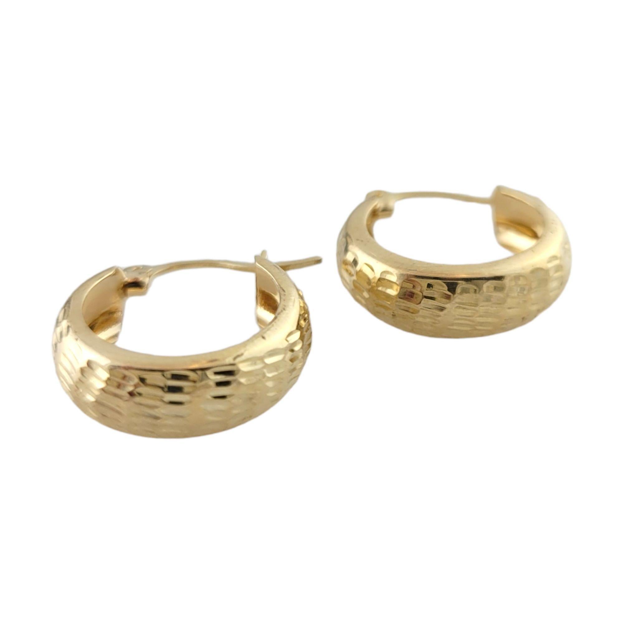14K Yellow Gold Textured Hoops

This beautiful pair of 14K gold hoops have a gorgeous textured finish!

Size: 19mm X 16.5mm X 5mm

Weight: 1.8 g/ 1.1 dwt

Hallmark: Kit sinian 14K

Very good condition, professionally polished.

Will come packaged in