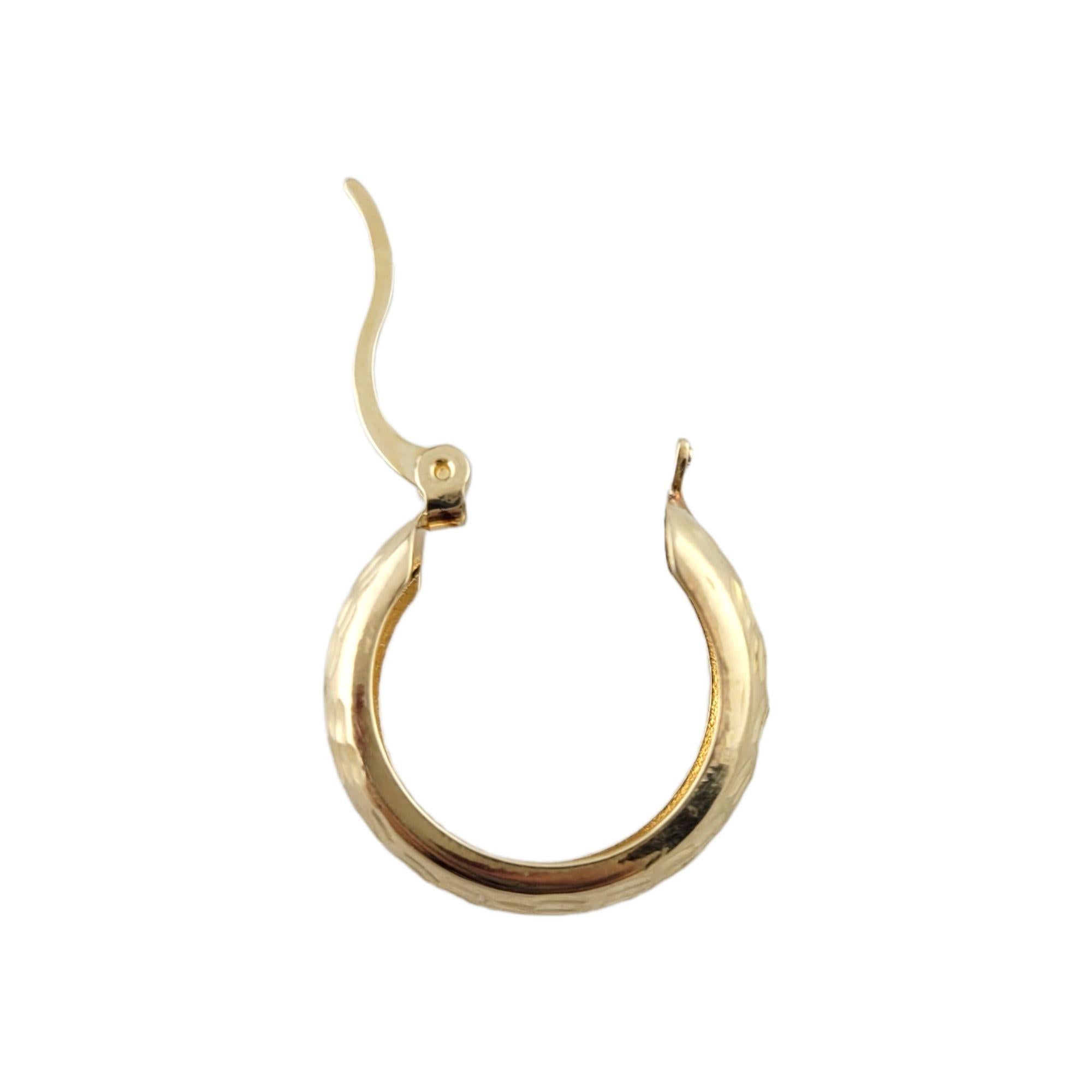 14K Yellow Gold Textured Hoop Earrings #13430 In Good Condition For Sale In Washington Depot, CT