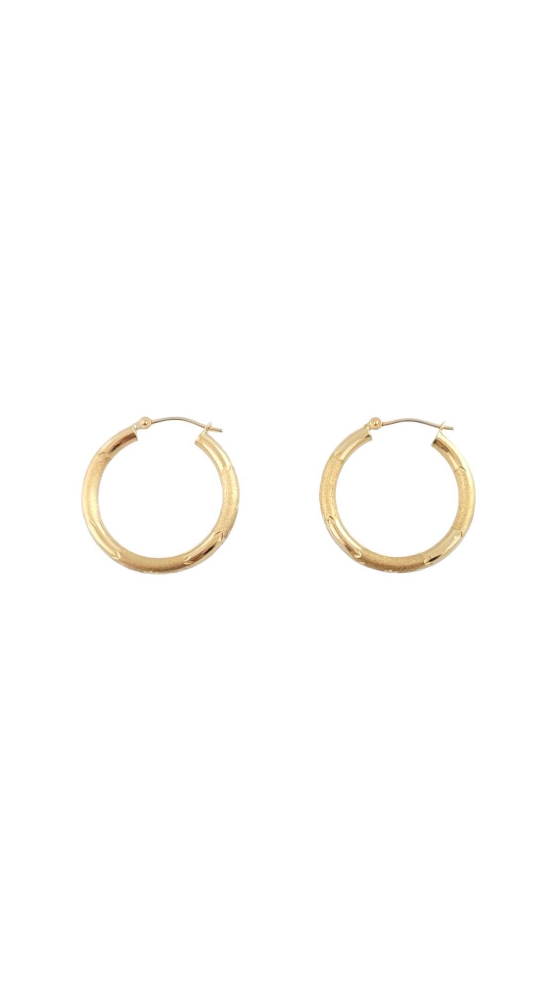 Boucles d'oreilles vintage en or jaune 14K 

Créoles en or jaune 14K avec motifs.

Poids : 1,9 g/ 1,2 dwt

Poinçon : 14K ISRAEL

Taille : 26,6 mm X 3 mm X 3 mm

Environ 3 mm d'épaisseur.

Très bon état, polissage professionnel.

Il sera emballé dans