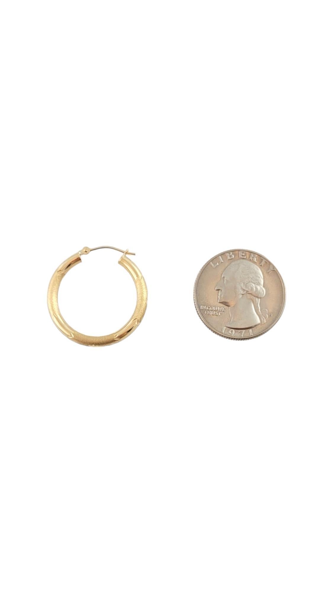 Créoles texturées en or jaune 14 carats n°15873 Pour femmes en vente