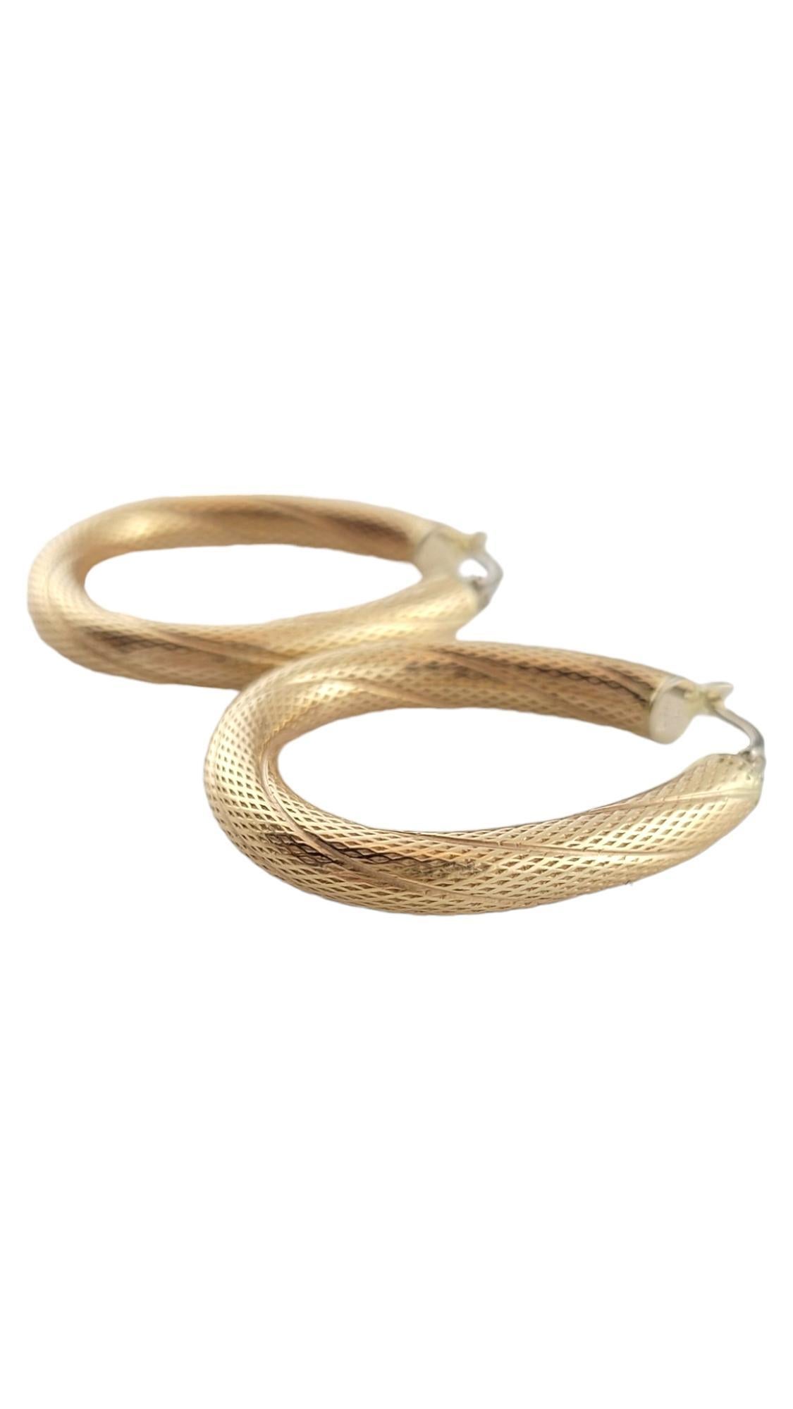 Vintage 14K Yellow Gold Textured Hoop Earrings

This gorgeous set of hoop earrings are crafted from 14K yellow gold and have a beautiful textured finish!

Size: 34.05mm X 27.85mm X 4.55mm

Weight: 4.9 dwt/ 7.5 g

Hallmark: Y & T 14K

Very good