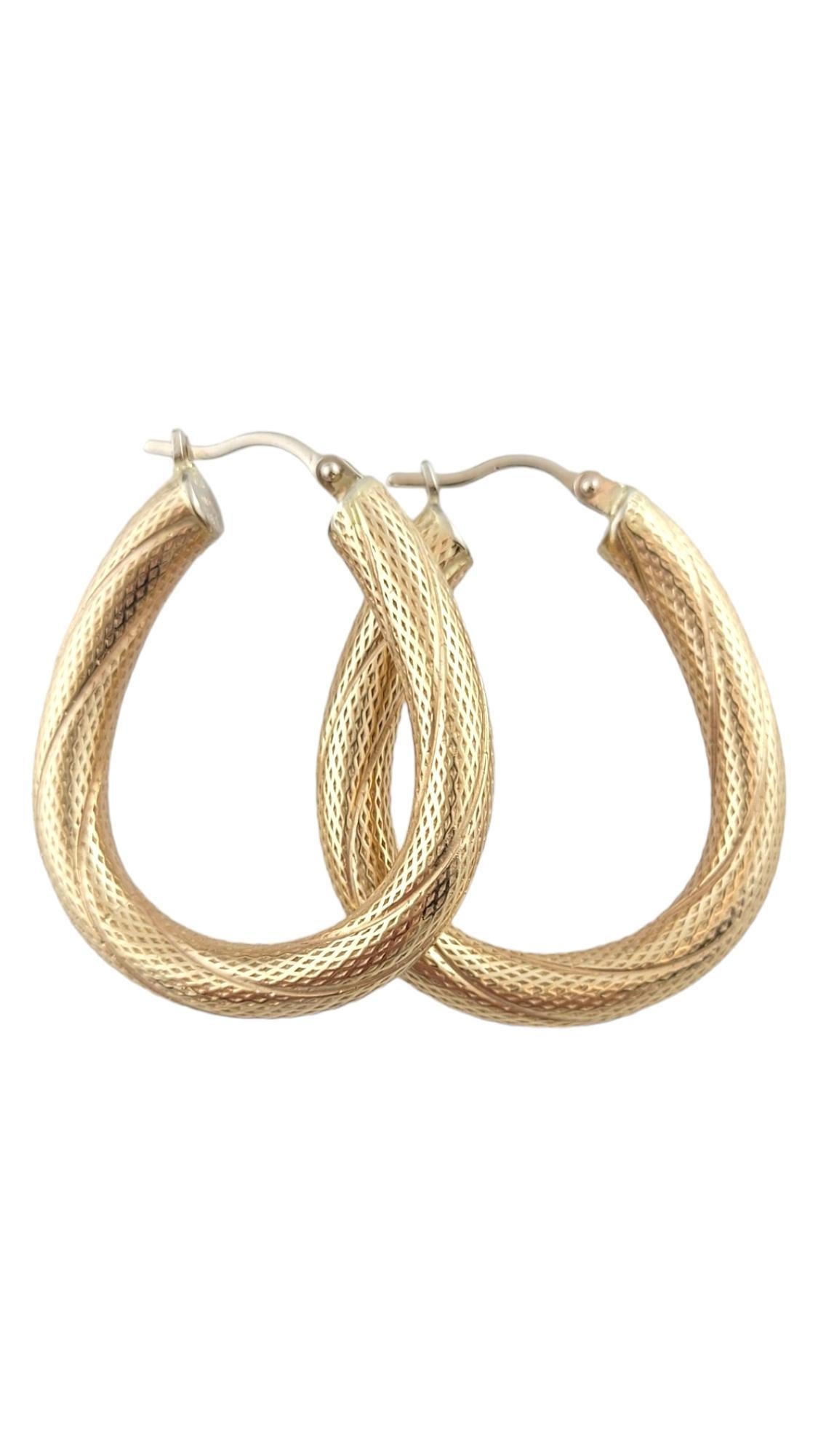 14K Yellow Gold Textured Hoop Earrings #16192 In Good Condition For Sale In Washington Depot, CT