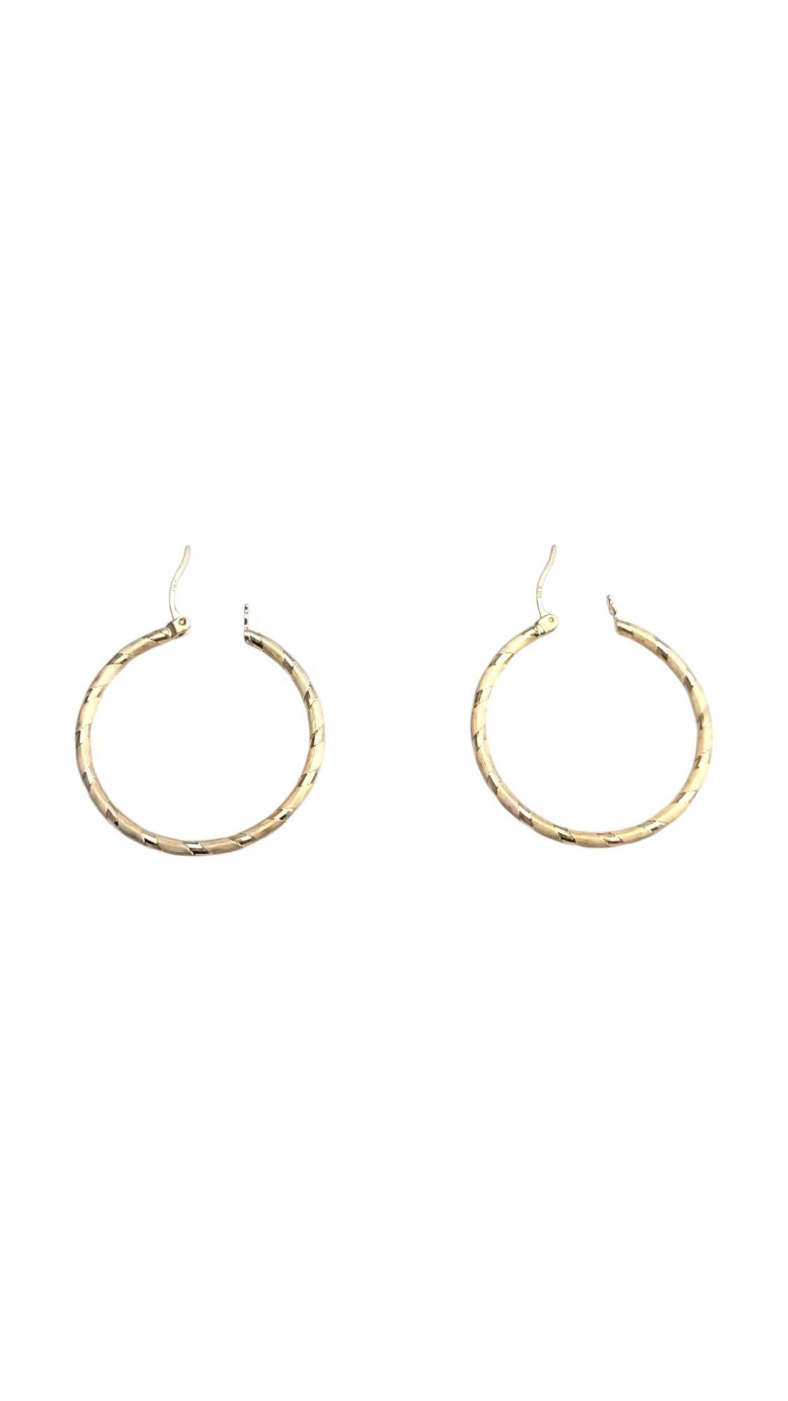 14K Yellow Gold Textured Hoop Earrings #21092 In Good Condition For Sale In Washington Depot, CT