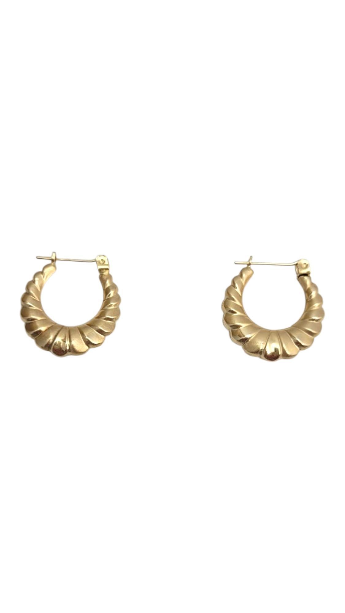 14K Yellow Gold Textured Hoop Earrings #21654 Bon état - En vente à Washington Depot, CT