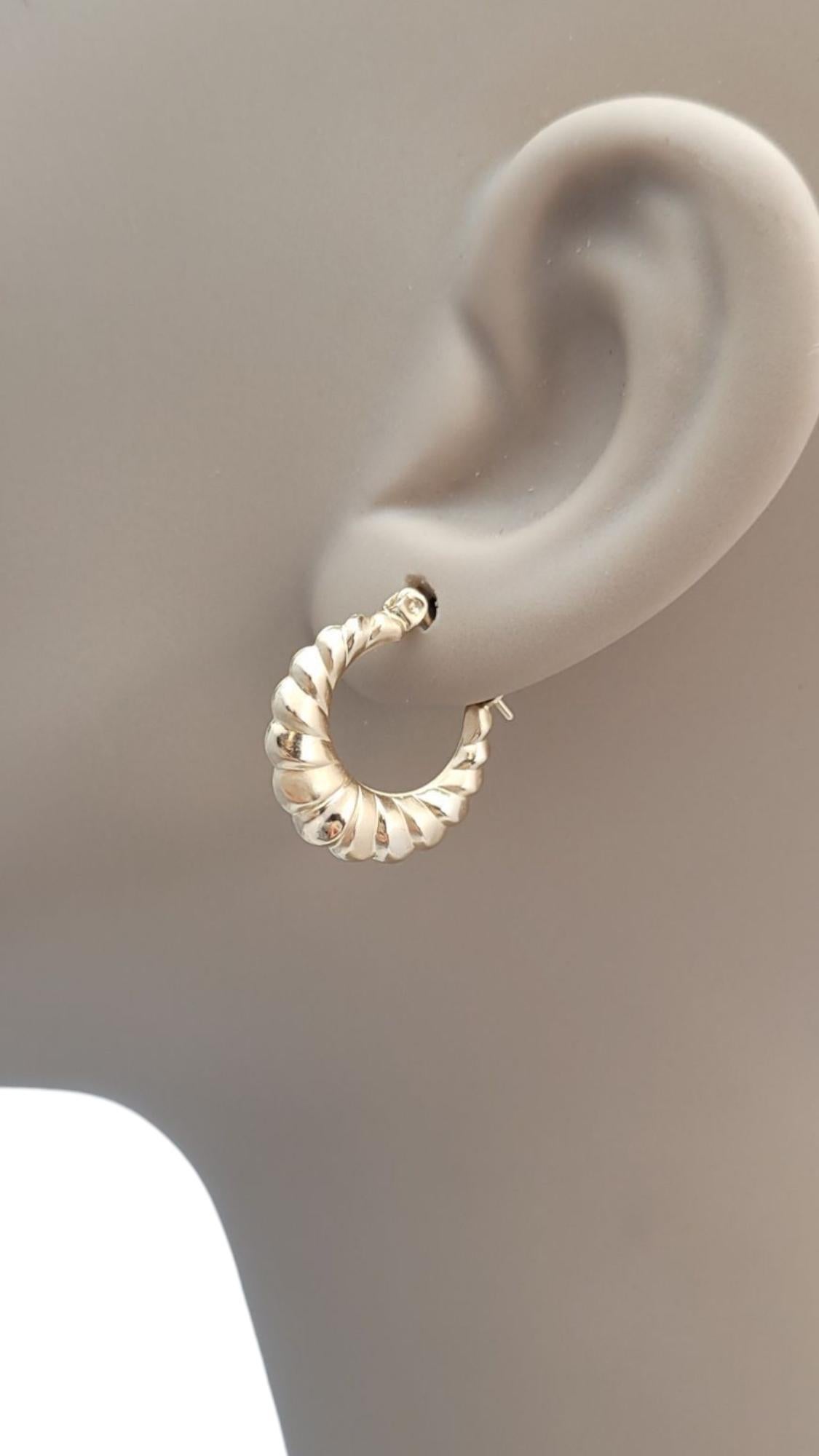 14K Yellow Gold Textured Hoop Earrings #21654 en vente 2