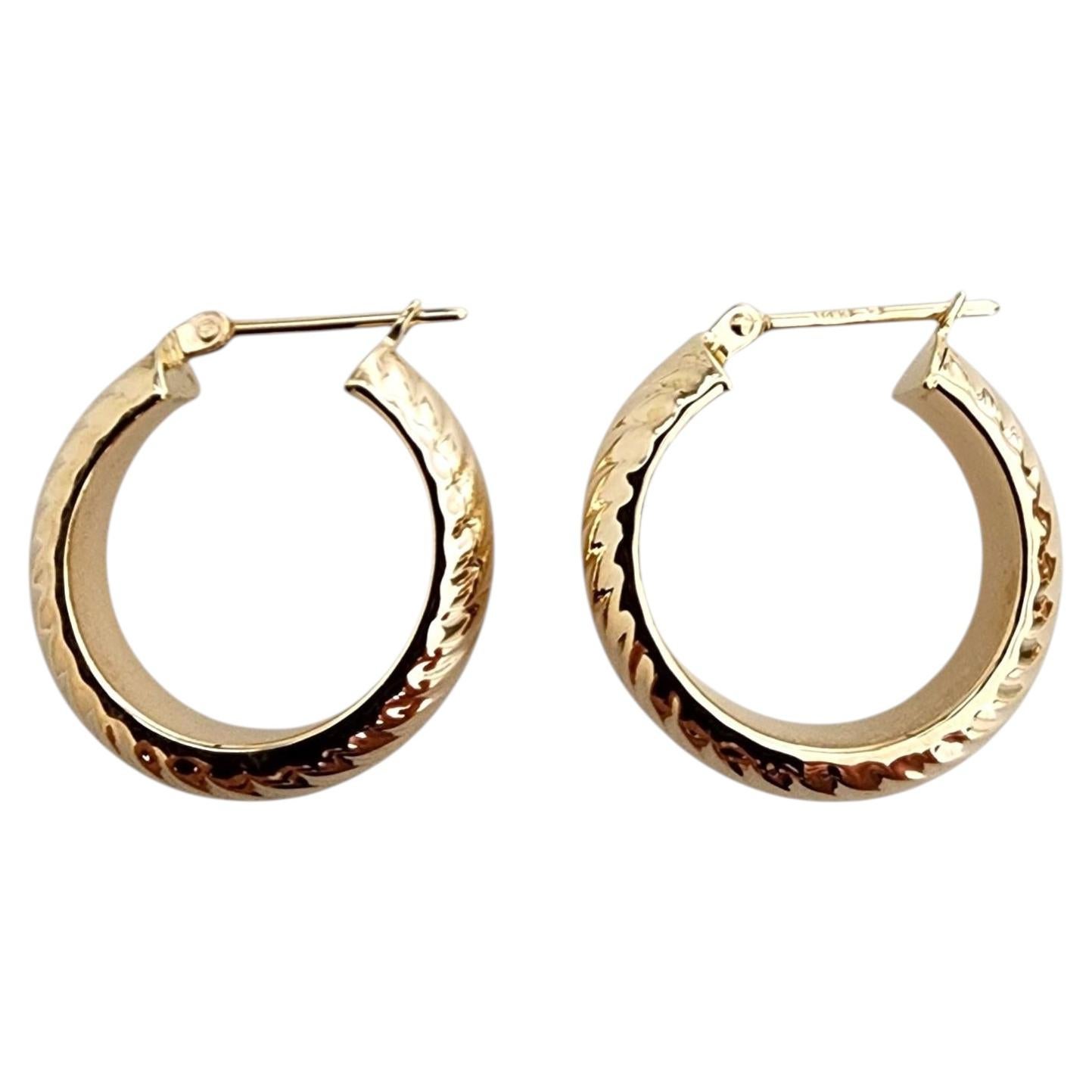 Boucles d'oreilles créoles texturées en or jaune 14 carats #25529