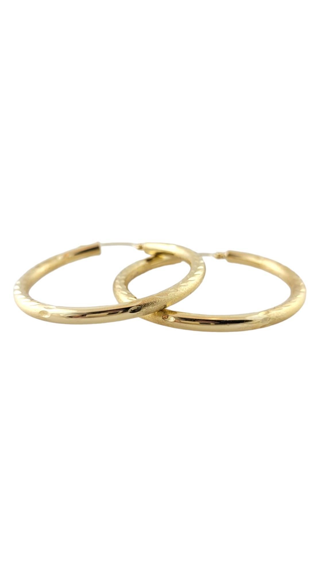 14K Yellow Gold Textured Hoop Earrings #16864

These gorgeous 14K yellow gold hoop earrings have a beautiful textured pattern for a lovely, finished look!

Diameter:38.21mm
Width: 3.05mm

Weight: 1.94 dwt/ 3.02 g

Hallmark: 14K

Very good condition,