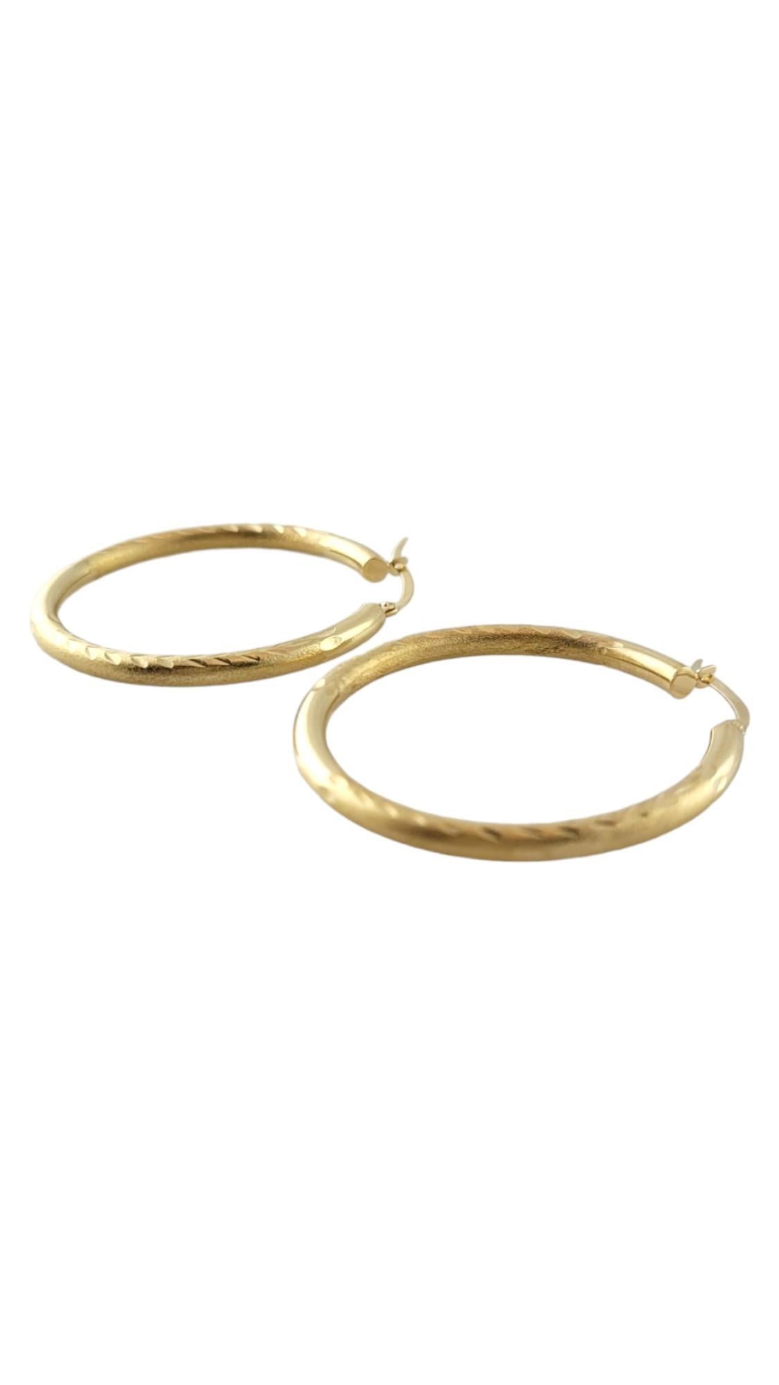 14K Yellow Gold Textured Large Circle Hoop Earrings #16864 In Good Condition For Sale In Washington Depot, CT