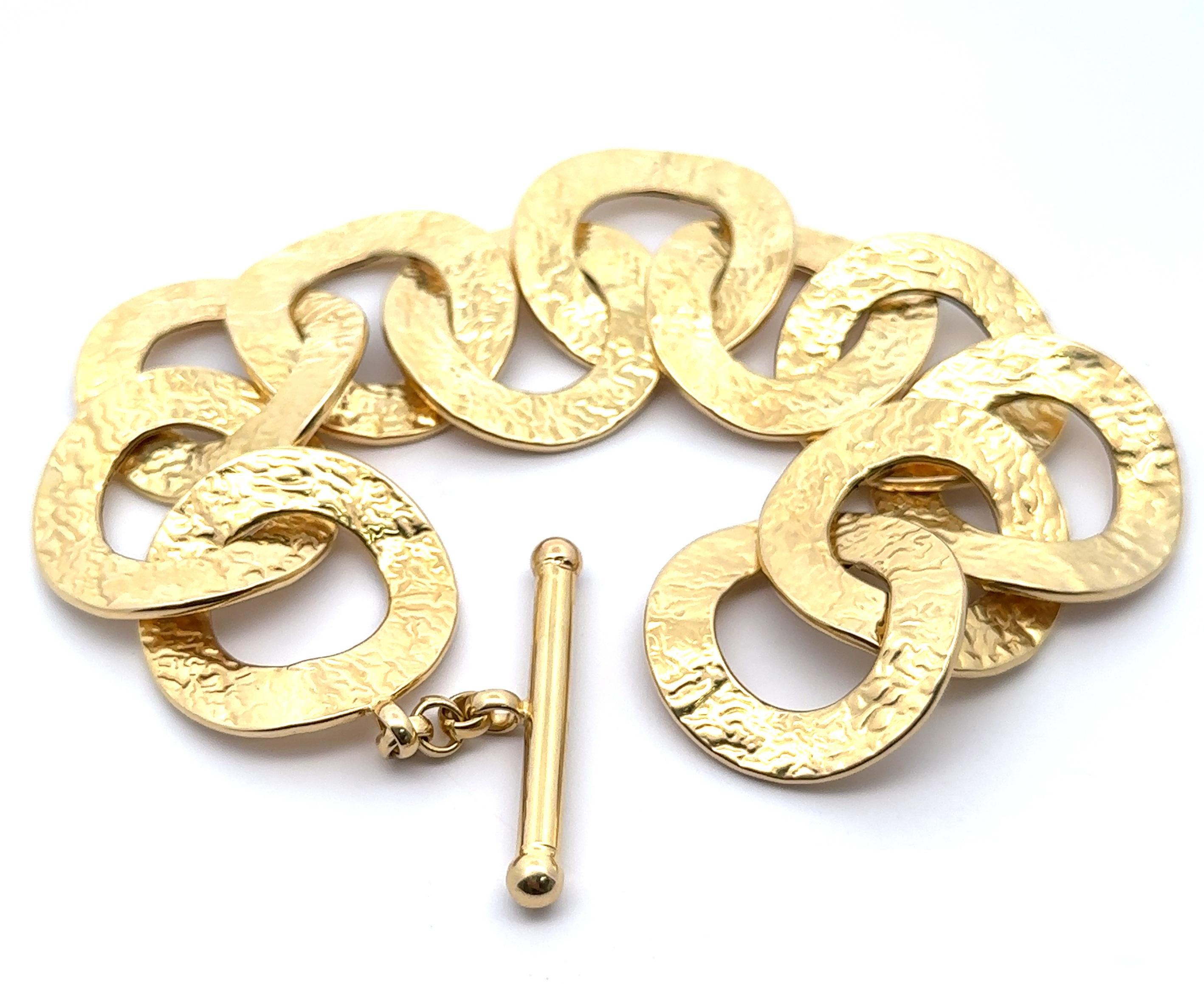 14k Gelbgold texturiert große runde Scheibe Link Armband w / Toggle Clasp im Zustand „Hervorragend“ im Angebot in Montclair, NJ
