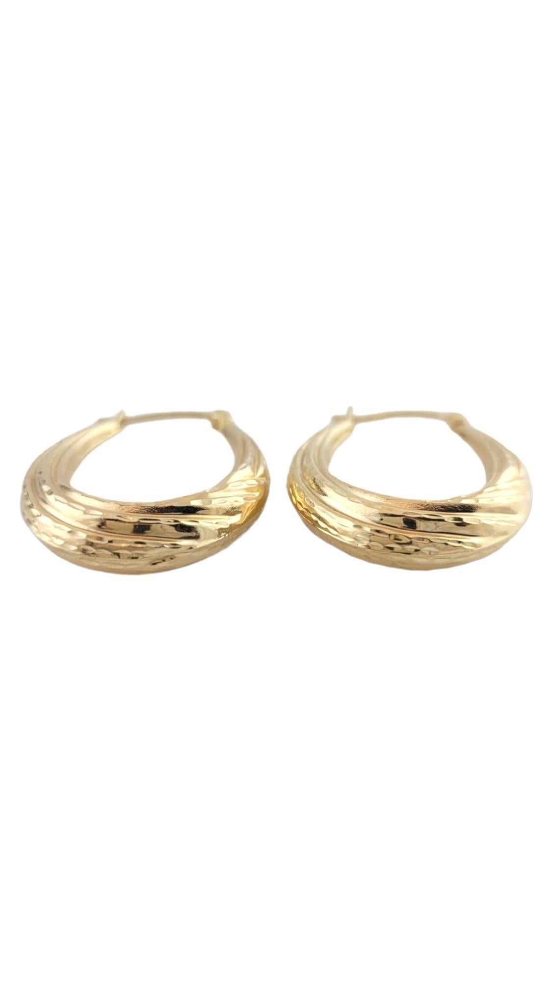 14K Yellow Gold Textured Oval Hoop Earrings #16188 In Good Condition For Sale In Washington Depot, CT
