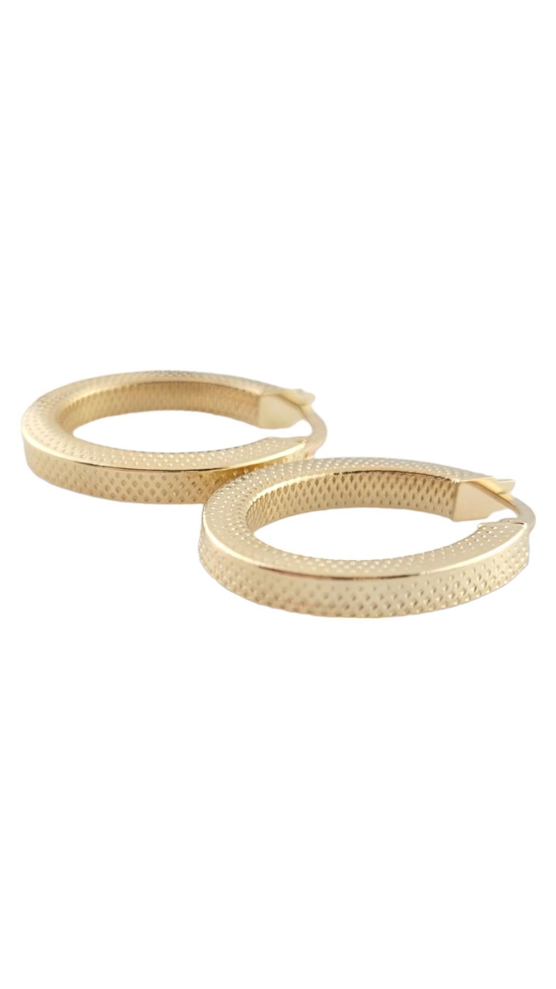 Vintage 14K Yellow Gold Textured Oval Hoop Earrings 

This gorgeous set of oval textured hoops are crafted from 14K yellow gold!

Size: 23.12mm X 19.76mm X 3.11mm

Weight: 1.5 dwt/ 2.4 g

Hallmark: ITALY 14K

Very good condition, professionally