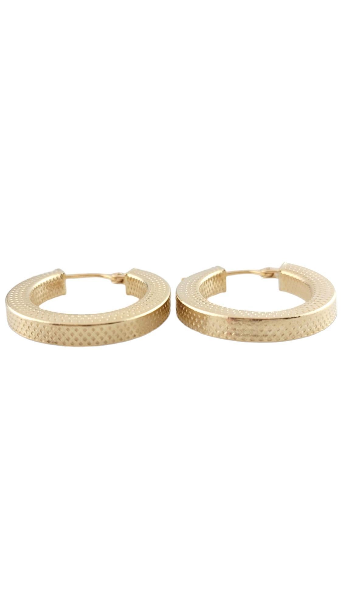 14K Yellow Gold Textured Oval Hoop Earrings #16189 In Good Condition For Sale In Washington Depot, CT