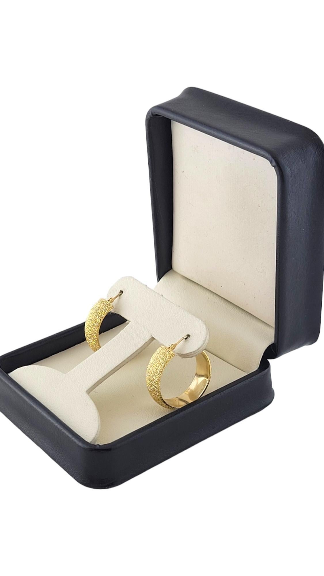 14K Gelbgold Texturierte funkelnde Creolen #17378 3