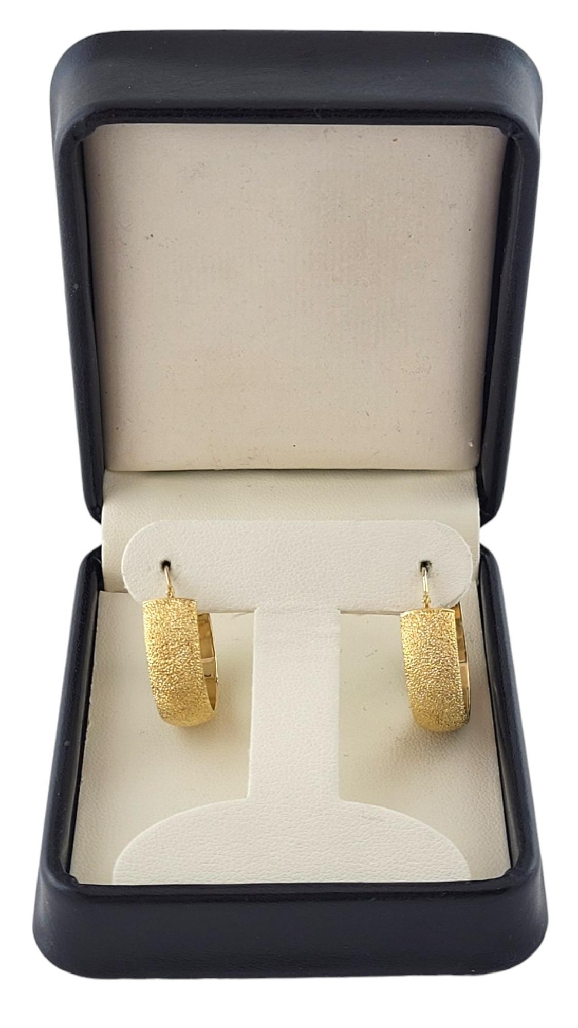 14K Gelbgold Texturierte funkelnde Creolen #17378 4