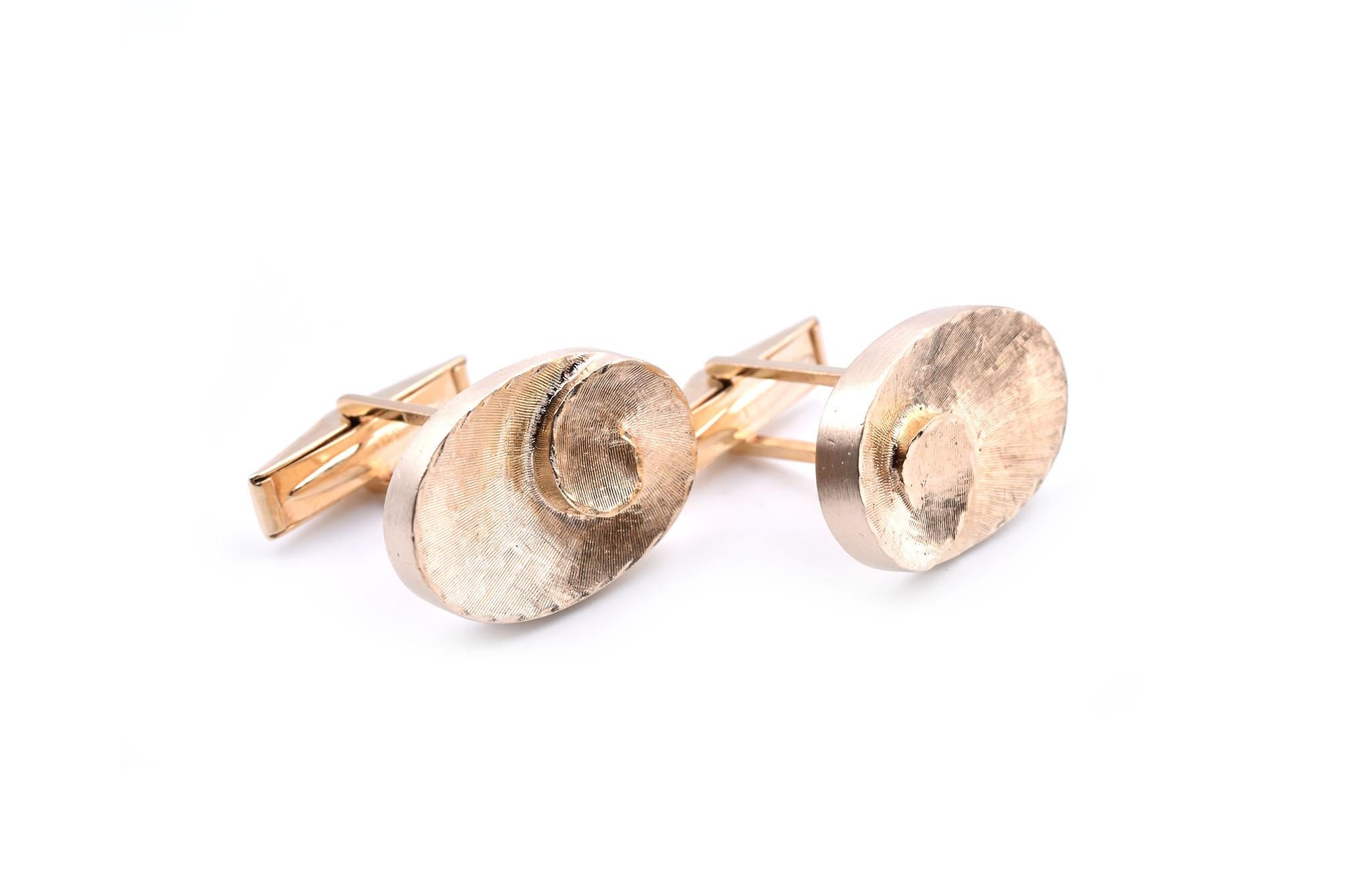 Designer: custom design
Material: 14k yellow gold
Dimensions: cufflinks measure 15.50mm in width and 21.94mm in length
Weight: 15.39 grams
