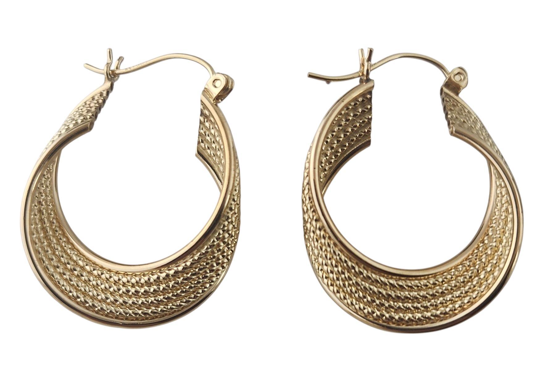 Boucles d'oreilles en or jaune 14k texturées et torsadées.

Le design torsadé unique, rehaussé d'une texture riche et tactile, crée un effet visuel saisissant qui capte la lumière sous tous les angles.

Poinçon : FHC 14k

Poids : 5,4g/