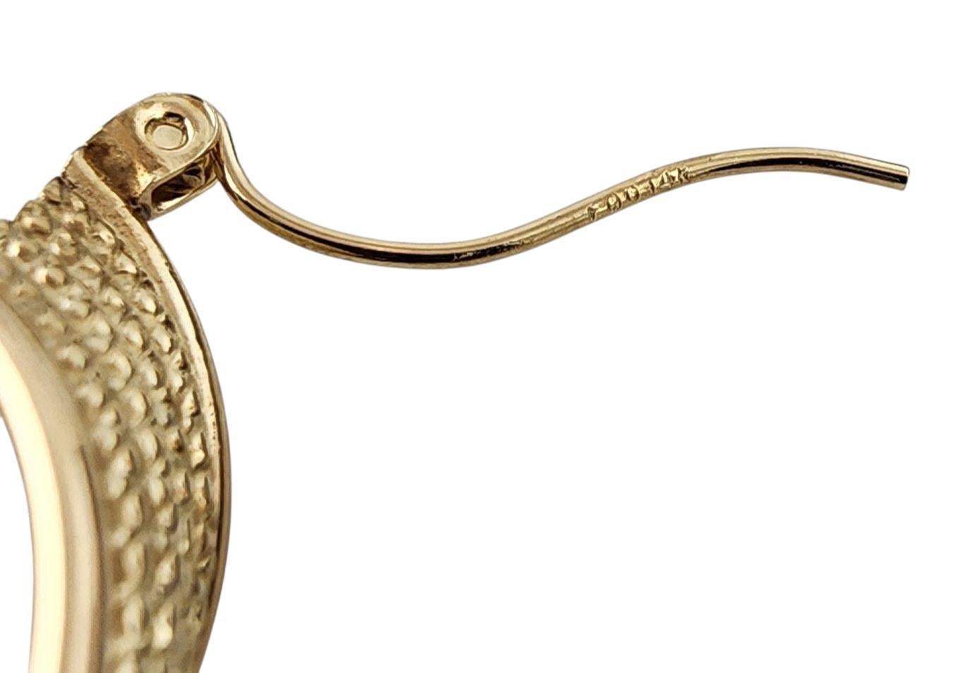 Contemporain Boucles d'oreilles en or jaune 14k Textured Twisted Hoop Ears #23063 en vente