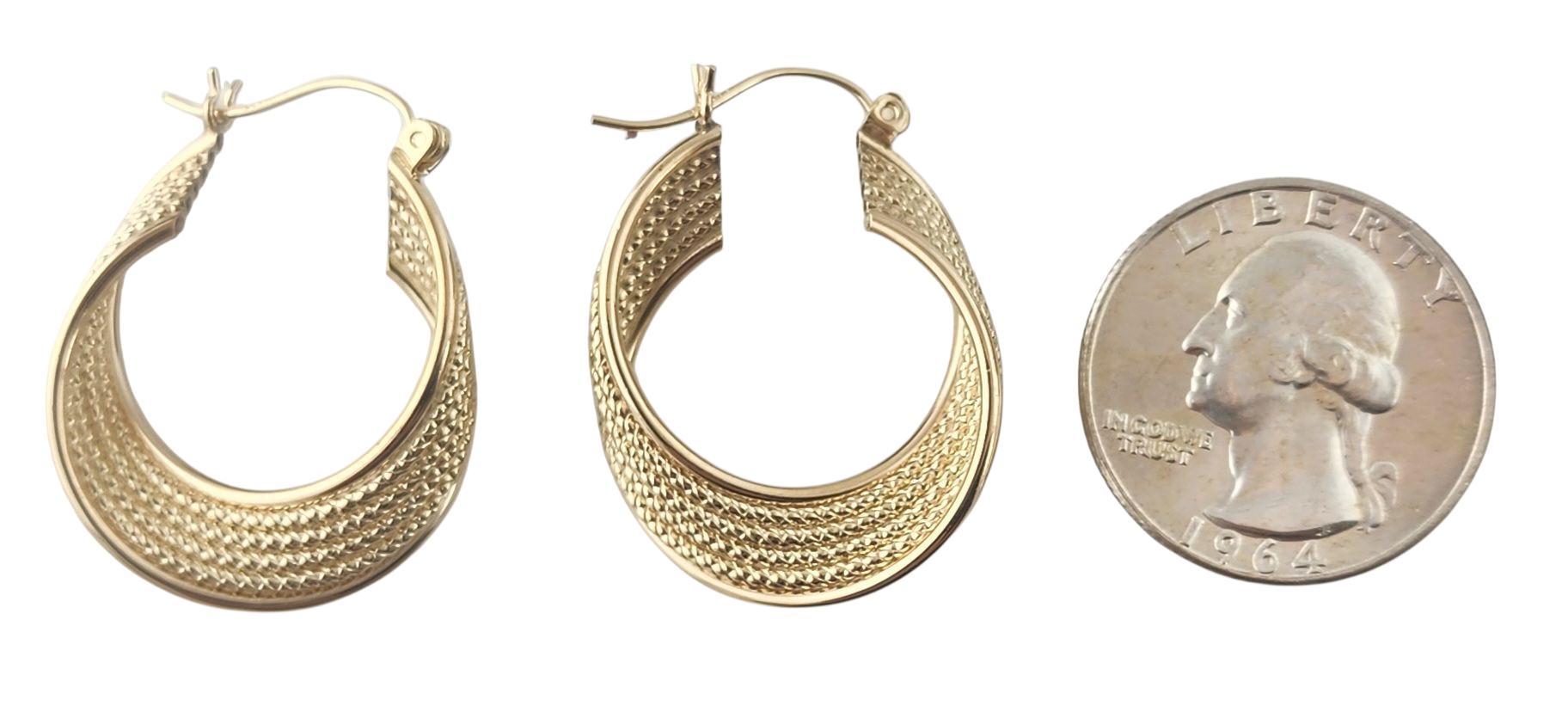 Boucles d'oreilles en or jaune 14k Textured Twisted Hoop Ears #23063 Bon état - En vente à Washington Depot, CT